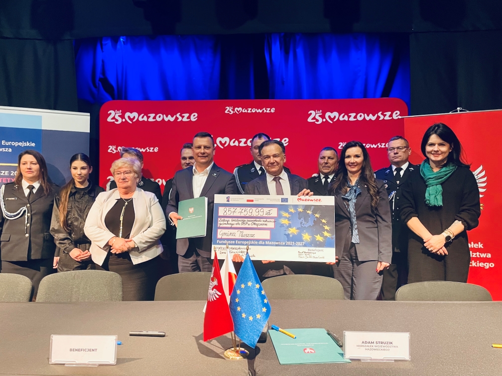 2. Pan Marszałek Adam Struzik, Pani Monika Tchórznicka – zastępca dyrektora ds. Europejskiego Funduszu Rozwoju Regionalnego w MJWPU, radna województwa Pani Anna Brzezińska oraz władze gminy Tłuszcz z czekiem