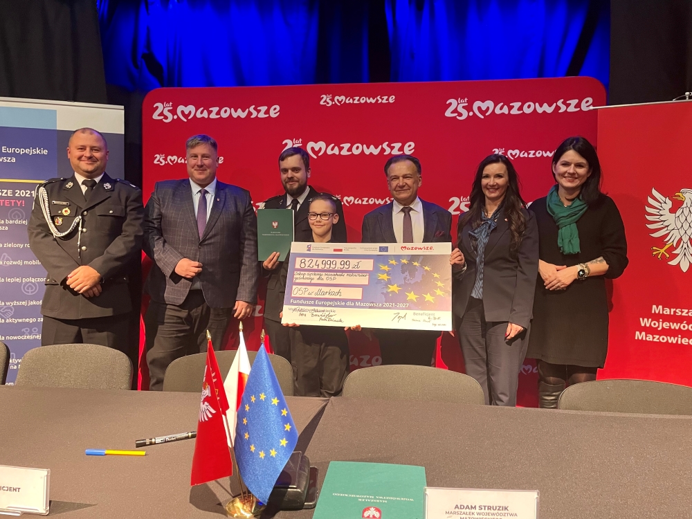 3. Pan Marszałek Adam Struzik, Pani Monika Tchórznicka – zastępca dyrektora ds. Europejskiego Funduszu Rozwoju Regionalnego w MJWPU, radna województwa Pani Anna Brzezińska oraz beneficjenci – OSP w Markach z czekami.