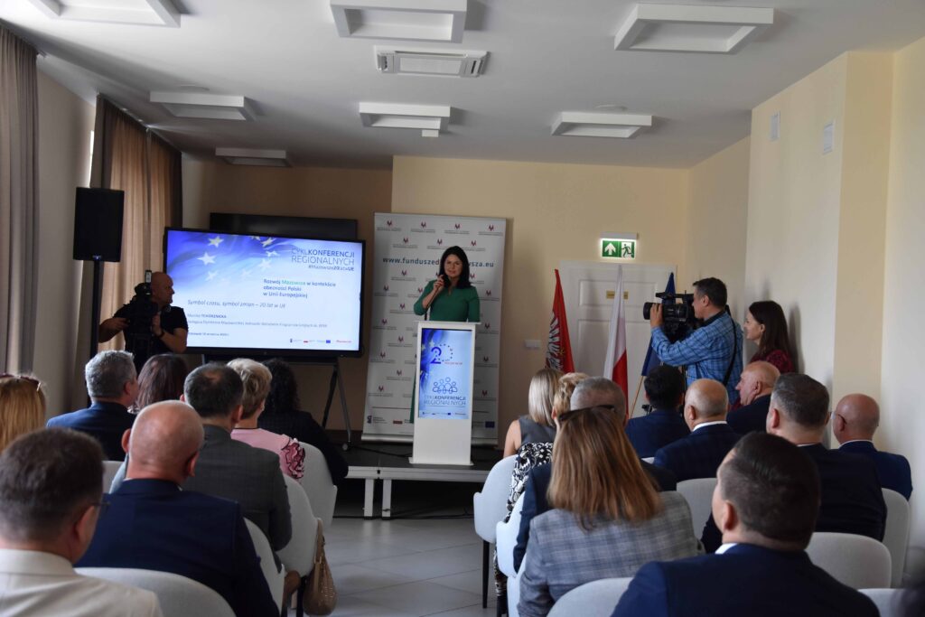 Pani M. Tchórznicka Zastępca Dyrektora MJWPU Omawia Prezentację