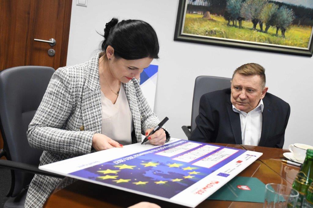 Zastępca Dyrektora MJWPU Pani Monika Tchórznicka Podpisuje Symboliczny Czek