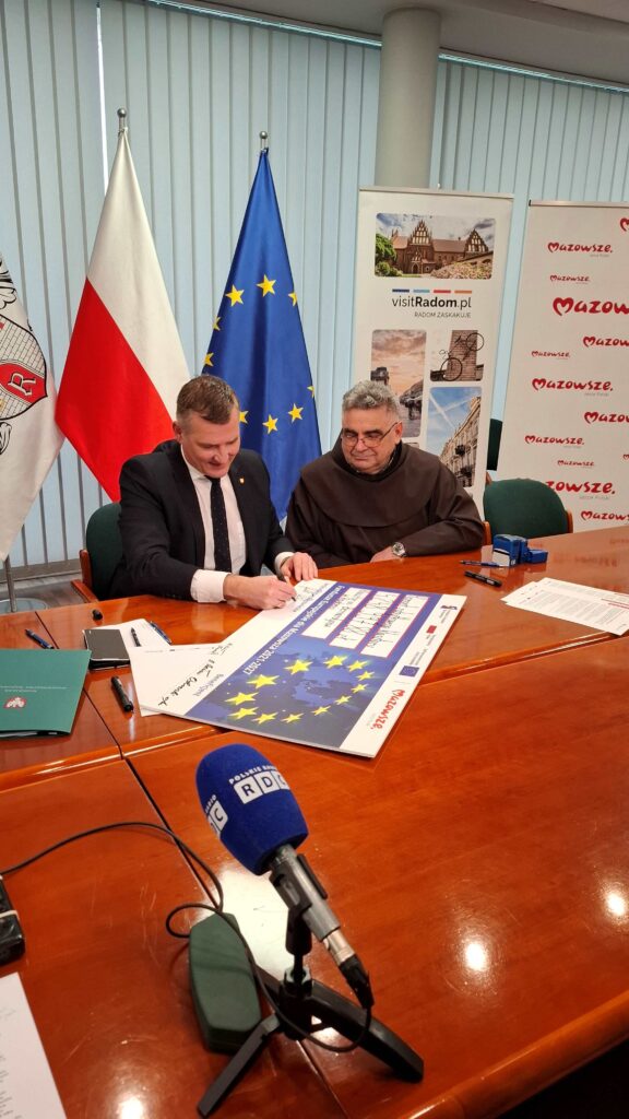 wicemarszałek r. rajkowski podpisuje czek