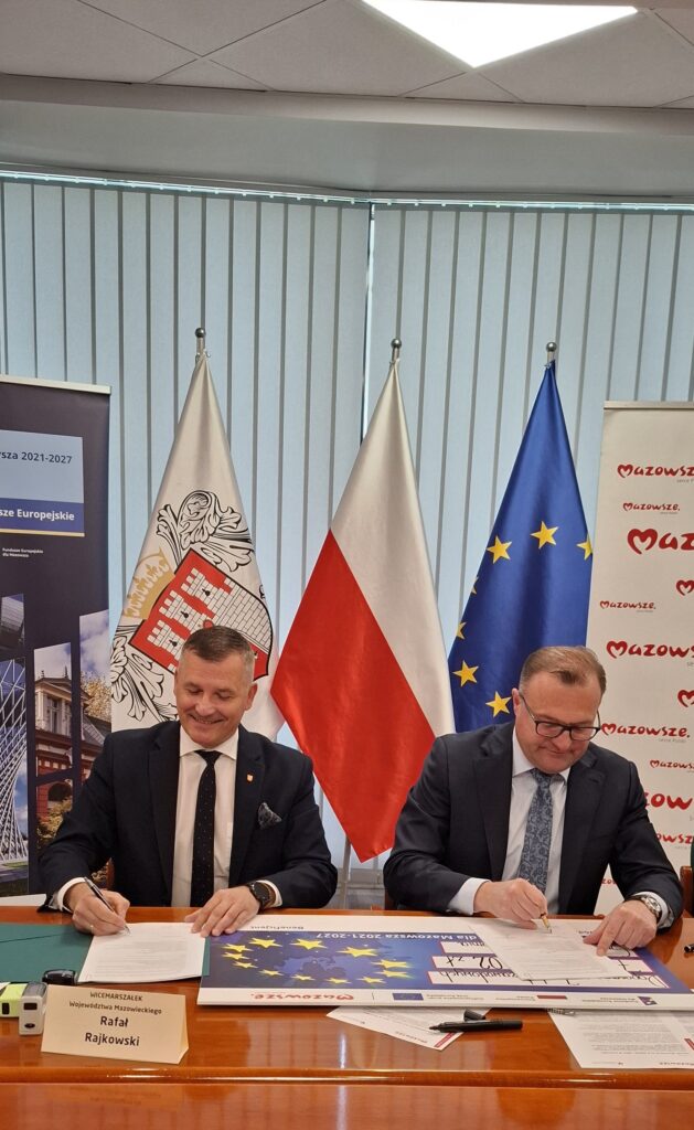 Wicemarszałek Rafał Rajkowski i Prezydent Radosław Witkowski podpisują umowę