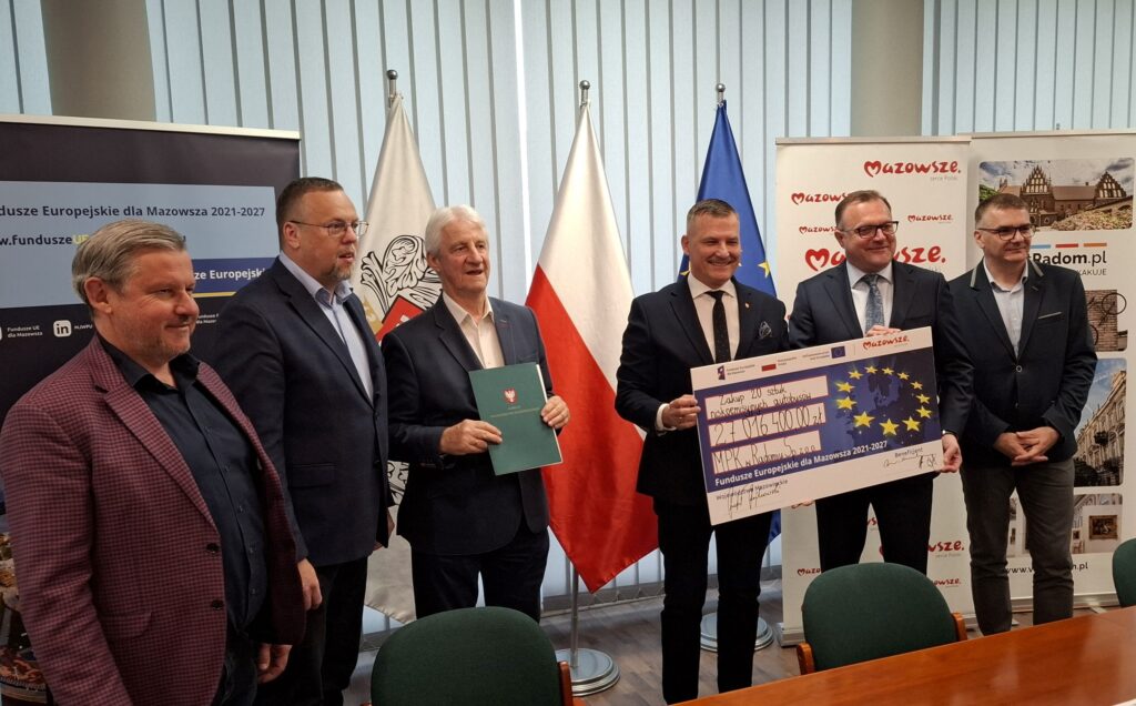 Pamiątkowe zdjęcie wicemarszałka i beneficjentów