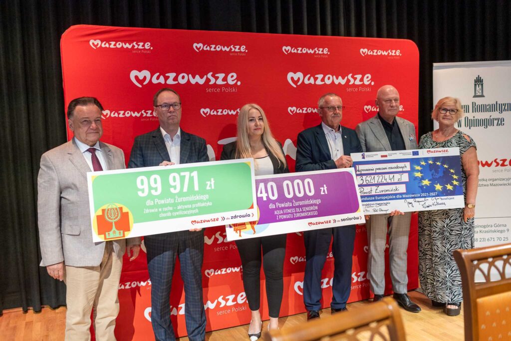 Największe dotacje z programu Fundusze Europejskie dla Mazowsza otrzymały powiaty płoński i żuromiński na wsparcie kształcenia zawodowego. Środki pozwolą na dobre przygotowanie młodzieży do wejścia na rynek pracy. Gminy Siemiątkowo i Pokrzywnica przeprowadzą termomodernizację budynków, a gmina Opinogóra Górna wybuduje zbiornik retencyjny.
Dotacje na rozwój szkolnictwa zawodowego sięgają 7 mln zł i pozwolą na gruntowną modernizację pracowni i dostosowanie ich do wymogów dzisiejszych zakładów pracy.
Środki pomogą też w wymianie starych pieców i modernizację centralnego ogrzewania, wymianę oświetlenia na energooszczędne ledowe czy budowę zbiornika wodnego.
– Środki unijne zmieniają nasz region, zmieniają każdy powiat i gminę. Dziś podpisujemy umowy na projekty dotyczące edukacji zawodowej, ale też takie, które mają za zadanie poprawić jakość powietrza czy usprawnić gospodarowanie wodą. Gratuluję wszystkim beneficjentom – mówi marszałek Adam Struzik.
Pieniądze na szkolnictwo zawodowe w Płońsku
Ponad 4 mln zł z UE pozwoli na gruntowny remont pracowni i zakup nowoczesnego wyposażenia Centrum Kształcenia Zawodowego (CKZ) nr 1 w Płońsku. Placówka wzbogaci się m.in. o tester diagnostyczny, urządzenia do ustawiania geometrii kół, stanowiska montażowe z robotem przemysłowym oraz odzież ochrony osobistej.
Tytuł projektu: Rozwój nowoczesnej infrastruktury w zakresie edukacji zawodowej w Centrum Kształcenia Zawodowego Nr 1 w Płońsku
Beneficjent: Powiat Płoński
Całkowita wartość projektu: 4 998 916,03 PLN
Dofinansowanie z UE: 4 249 078,56 PLN
Działanie: 9.1 Rewitalizacja miast
Podniesienie jakości kształcenia zawodowego w powiecie żuromińskim
Ponad 3 mln zł UE dla powiatu żuromińskiego zostanie przeznaczone na modernizację pracowni i zakup wyposażenia w trzech placówkach: w Technikum w Zespole Szkół im. Batalionów Chłopskich w Zielonej, w Technikum przy Zespole Szkół Techniczno-Zawodowych im. Jana Pawła II w Żurominie oraz w Centrum Kształcenia Zawodowego w Żurominie.
Tytuł projektu: Podniesienie jakości kształcenia zawodowego w powiecie żuromińskim poprzez modernizację i rozwój infrastruktury techniczno-dydaktycznej szkolnictwa branżowego
Beneficjent: Powiat Żuromiński
Całkowita wartość projektu: 4 260 264,11 PLN
Dofinansowanie z UE: 3 621 224,41 PLN
Działanie: 5.3 Infrastruktura w edukacji zawodowej
Budowa zbiornika retencyjnego w Kołaczkowie
Prawie 1,5 mln zł z UE gmina Opinogóra Górna przeznaczy na budowę zbiornika retencyjnego w Kołaczkowie. Urządzenie będzie zasilane wodami gruntowymi, opadowymi oraz rzeką Sonią. Inwestycja pozwoli na zwiększenie bezpieczeństwa mieszkańców. Dzięki gromadzeniu nadmiaru wody opadowej zmniejszy się ryzyko zagrożenia powodziowego. W ramach projektu została zaplanowana kampania edukacyjna o zmianach klimatycznych i zapobieganiu klęskom żywiołowym.
Tytuł projektu: Budowa zbiornika retencyjnego wód opadowych w miejscowości Kołaczków
Beneficjent: Gmina Opinogóra Górna
Całkowita wartość projektu: 1 657 798,16 PLN
Dofinansowanie z UE: 1 409 128,41 PLN
Działanie: 2.4. Dostosowanie do zmian klimatu
Termomodernizacja i wymiana źródeł ciepła w gminie Siemiątkowo
Prawie 1 mln zł z UE to środki, które pozwolą na likwidację pieców i modernizację centralnego ogrzewania w dwóch szkołach podstawowych w Siemiątkowie i Łaszewie. Środki finansowe z programu Fundusze Europejskie dla Mazowsza wesprą także modernizację systemu ciepłej wody, co pozwoli na oszczędności i efektywne zarządzanie wodą w budynku, wymianę lamp na energooszczędne oświetlenie LED, a także na rozbudowę instalacji fotowoltaicznej. Dodatkowo przeprowadzona zostanie kampania informacyjno-promocyjna.
Tytuł projektu: Termomodernizacja wraz z wymianą źródeł ciepła w Szkołach Podstawowych z terenu Gminy Siemiątkowo
Beneficjent: Gmina Siemiątkowo
Całkowita wartość projektu: 1 037 530,00 PLN
Dofinansowanie z UE: 713 592,27 PLN
Działanie: 5.3 Infrastruktura w edukacji zawodowej
Kompleksowa termomodernizacja w gminie Pokrzywnica
Prawie 2 mln zł z UE zostanie przeznaczone na modernizację energetyczną szkoły podstawowej w Dzierżeninie oraz świetlicy wiejskiej w Klaskach. W budynkach zostanie zmodernizowana instalacja centralnego ogrzewania, wymienione będzie też oświetlenie. Pojawi się instalacja fotowoltaiczna.
Tytuł projektu: Kompleksowa termomodernizacja energetyczna dwóch budynków użyteczności publicznej w gminie Pokrzywnica.
Beneficjent: Gmina Pokrzywnica
Całkowita wartość projektu: 2 168 186,79 PLN
Dofinansowanie z UE: 1 842 958,71 PLN
Działanie: Efektywność energetyczna