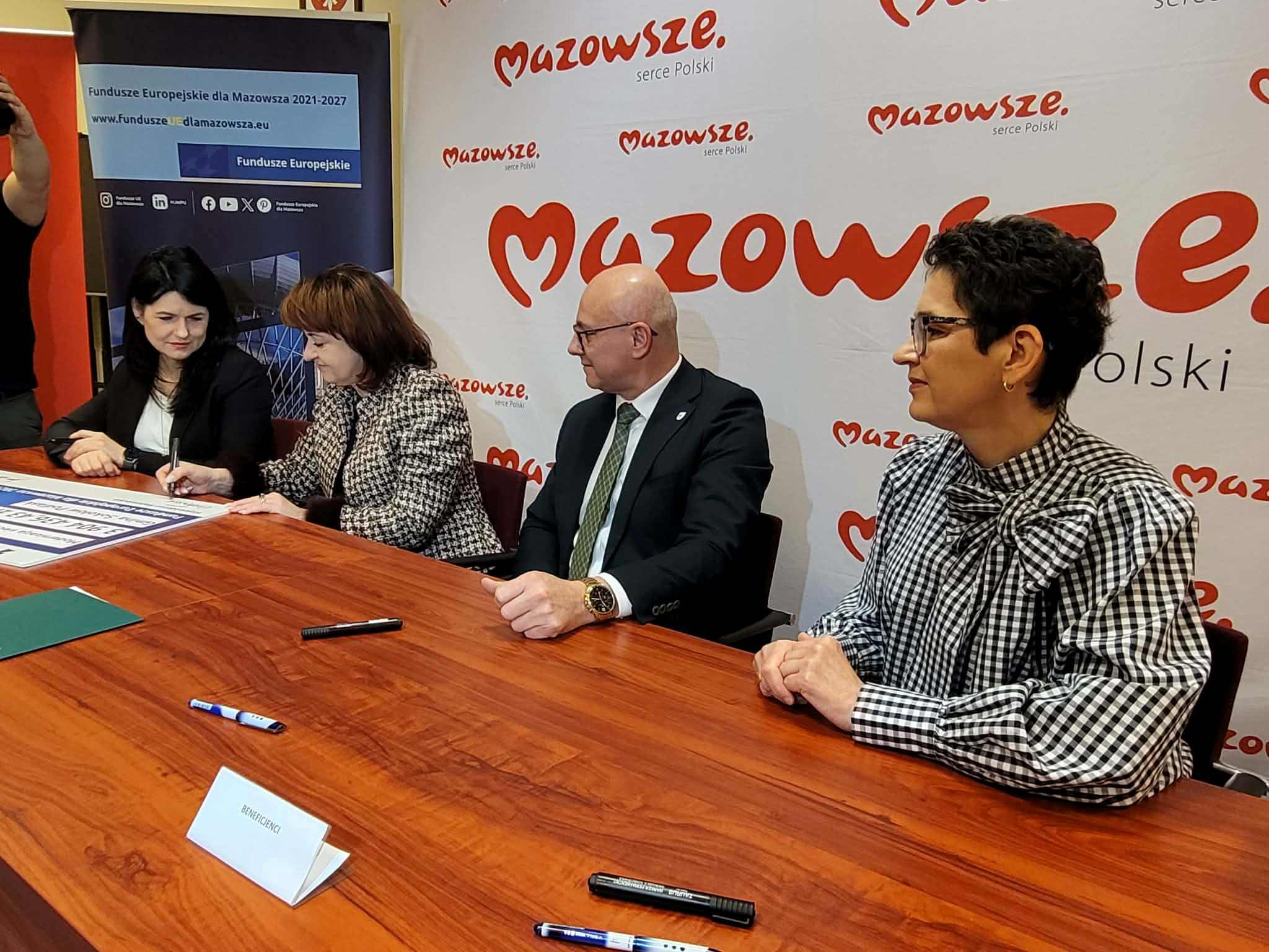 Czlonkini zarzadu J.E. Orzelowska podpisuje symboliczny czek