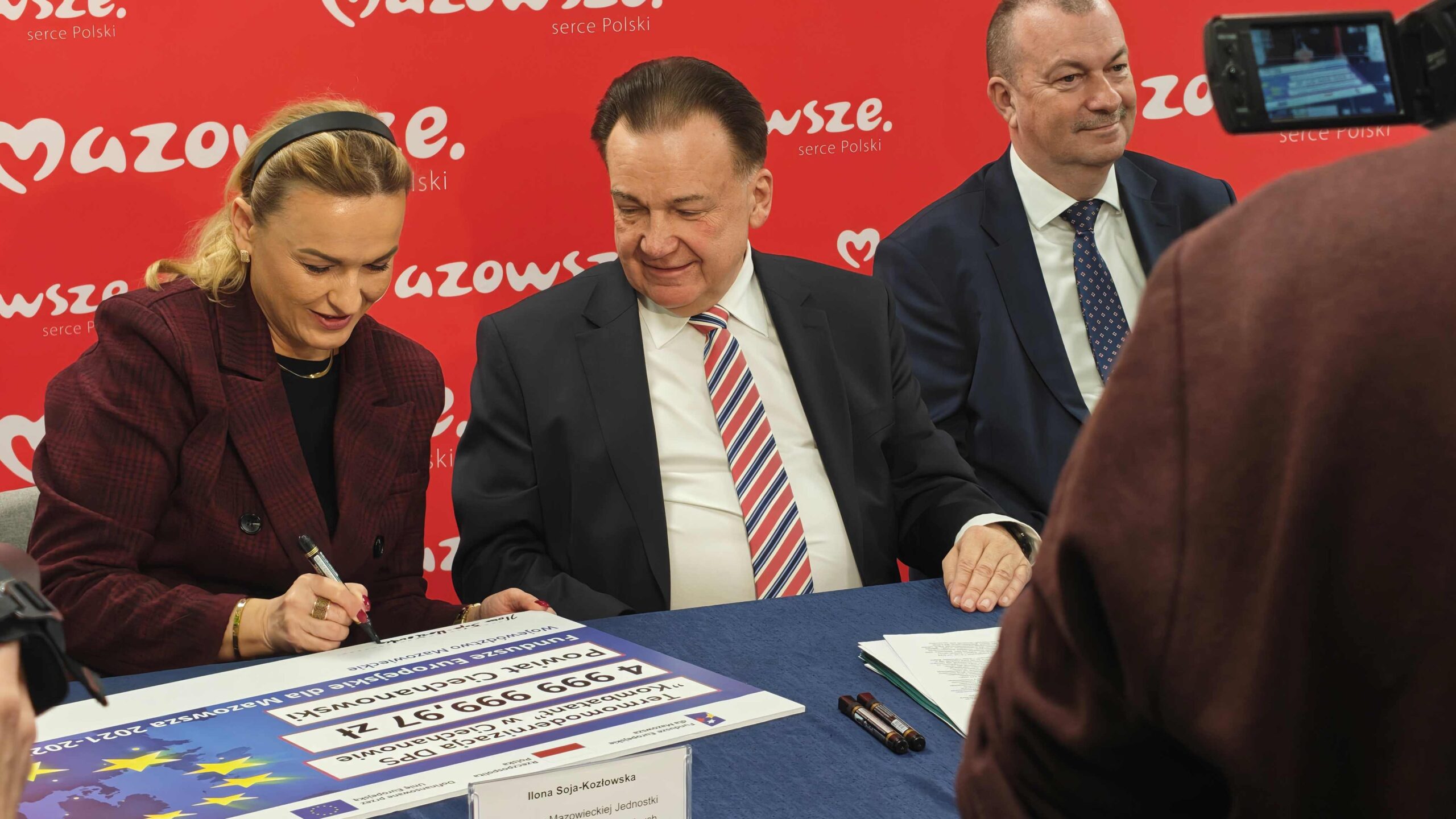 Dyrektor MJWPU Ilona Soja Kozlowska podpisuje symboliczny czek scaled