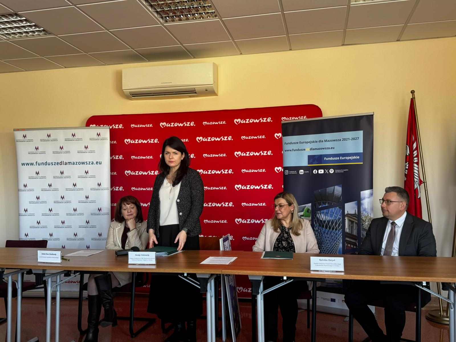 Monika Tchorznicka zastepca dyrektora MJWPU zabiera glos na konferencji