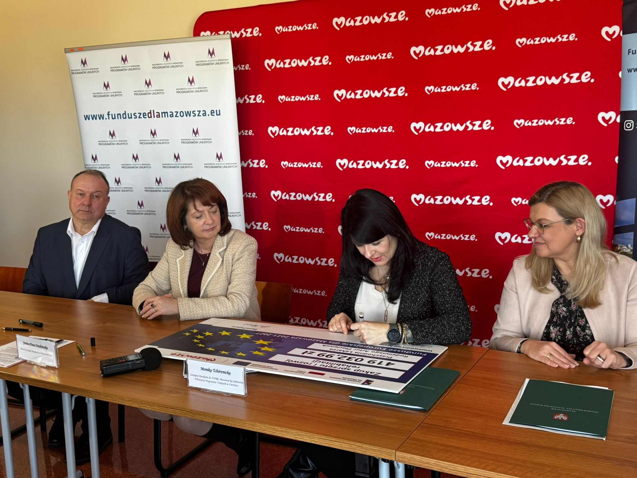 Symboliczne podpisanie czeku