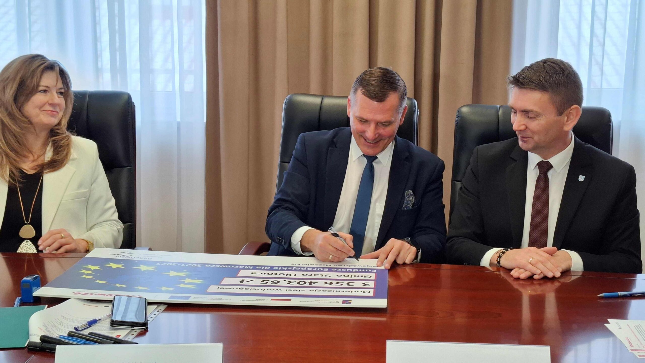Wicemarszalek R. Rajkowski podpisuje czek scaled