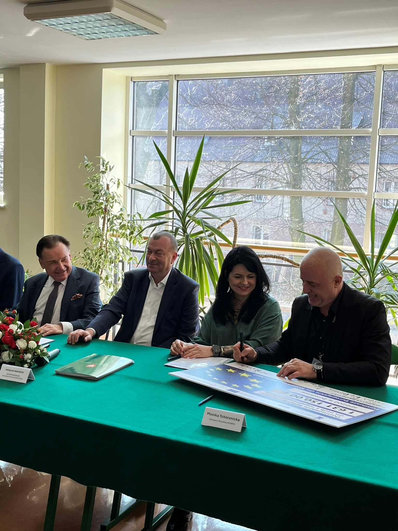 Beneficjent podpisuje czek