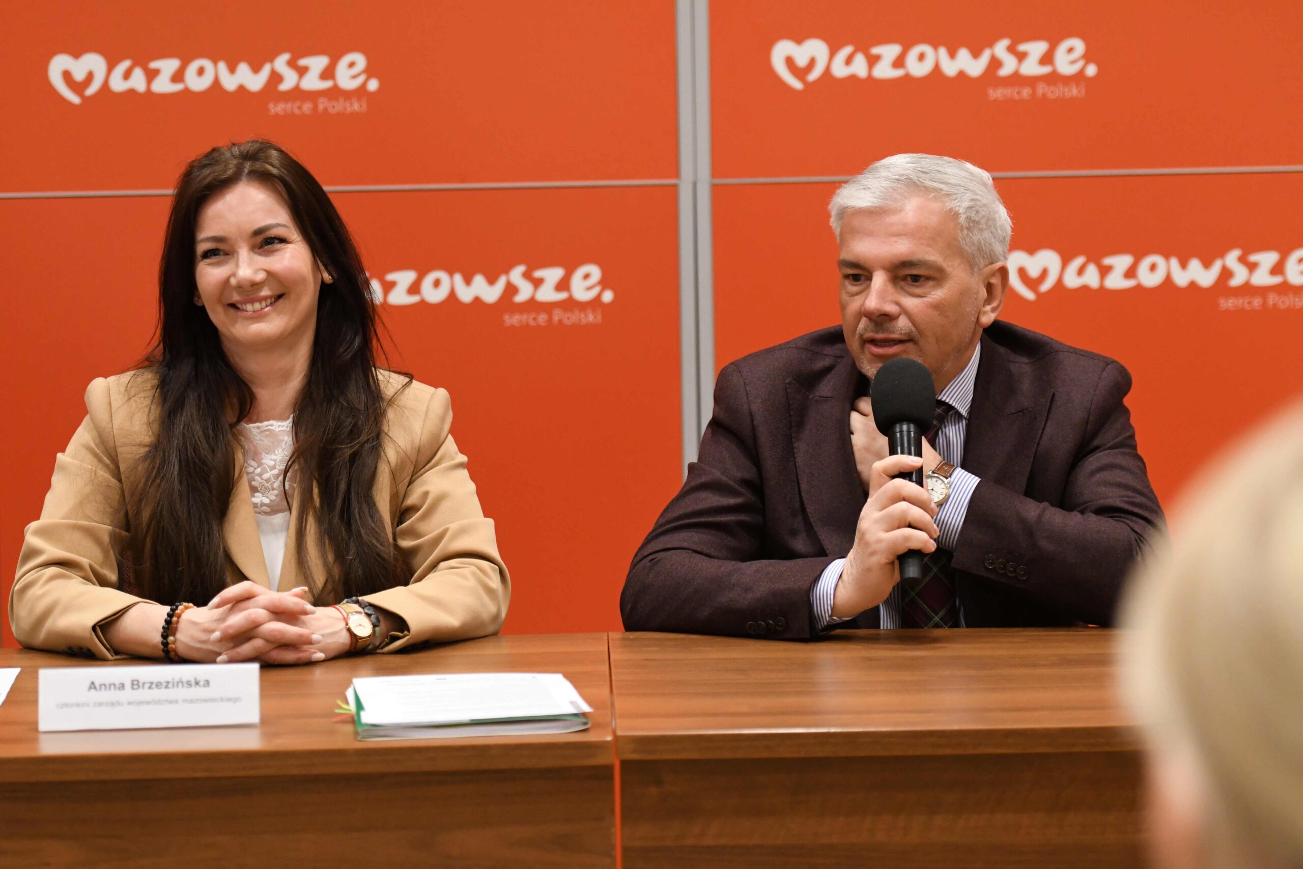 Czlonkini Zarzadu A. Brzezinska w towarzystwie dyrektora SPZOZ Piastun scaled