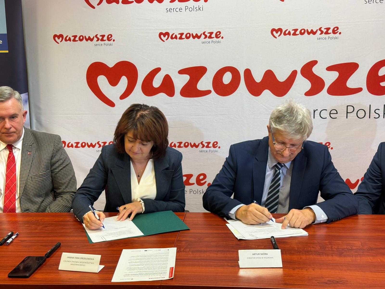 Członkini zarządu J. E. Orzełowska oraz beneficjent podpisują umowę