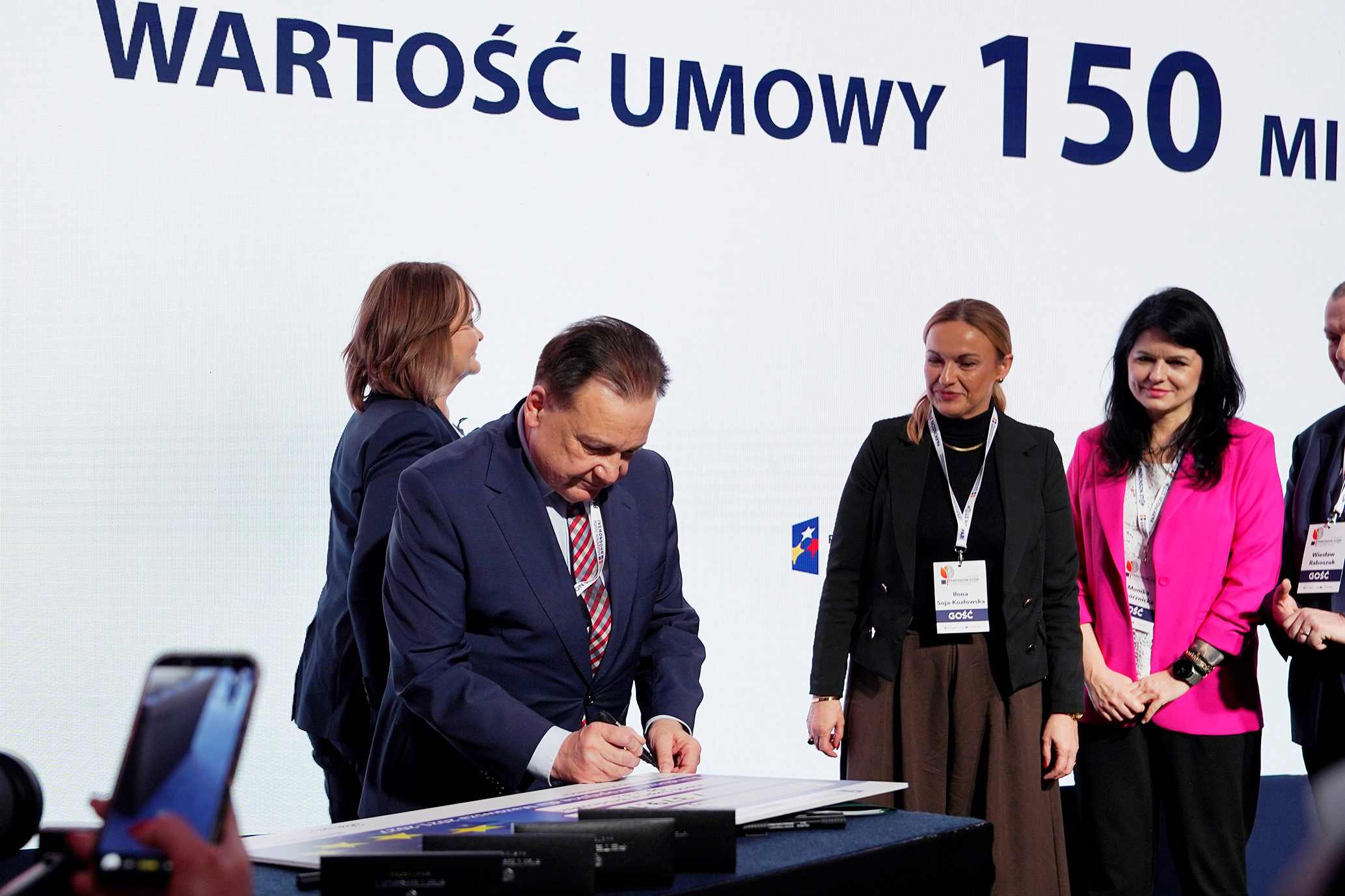 Marszalek A. Struzik podpisuje symboliczny czek na kwote prawie 140 mln zl
