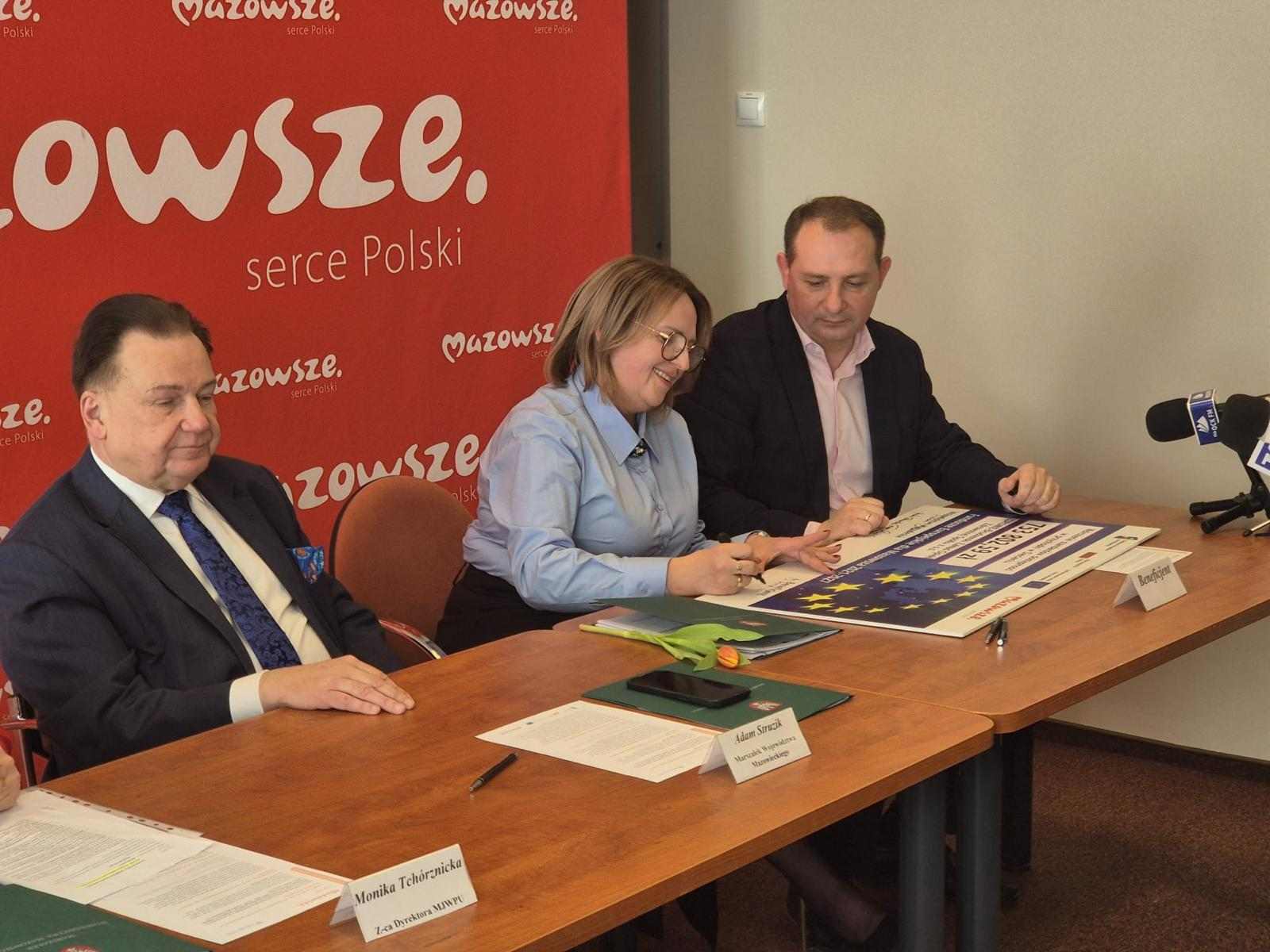 Podpisanie symbolicznego czeku na konferencji w Plocku