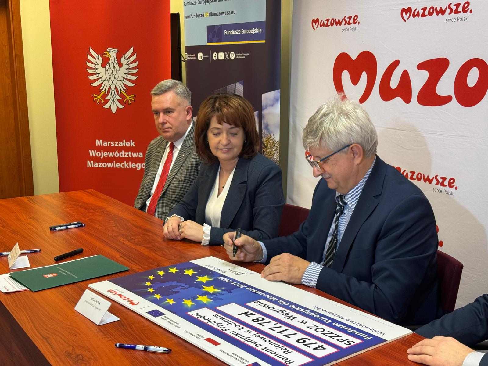 Podpisanie symbolicznego czeku