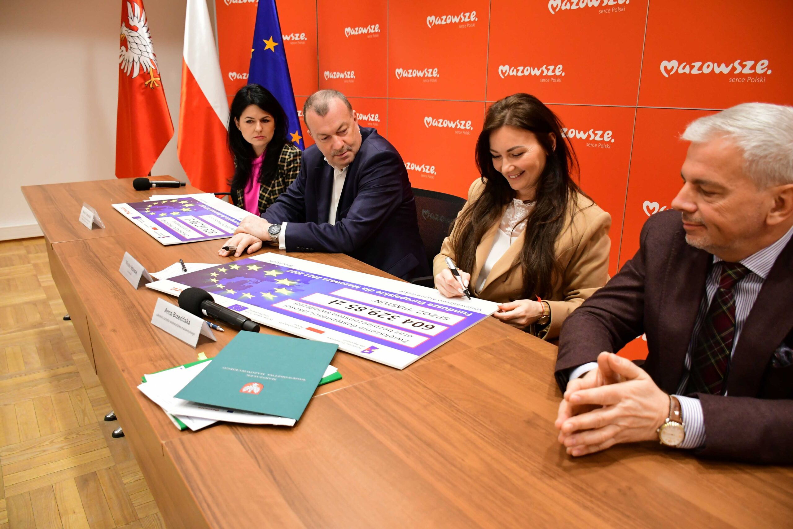 Podpisanie symbolicznego czeku srodki na lepsza jakosc leczenia pacjentow scaled