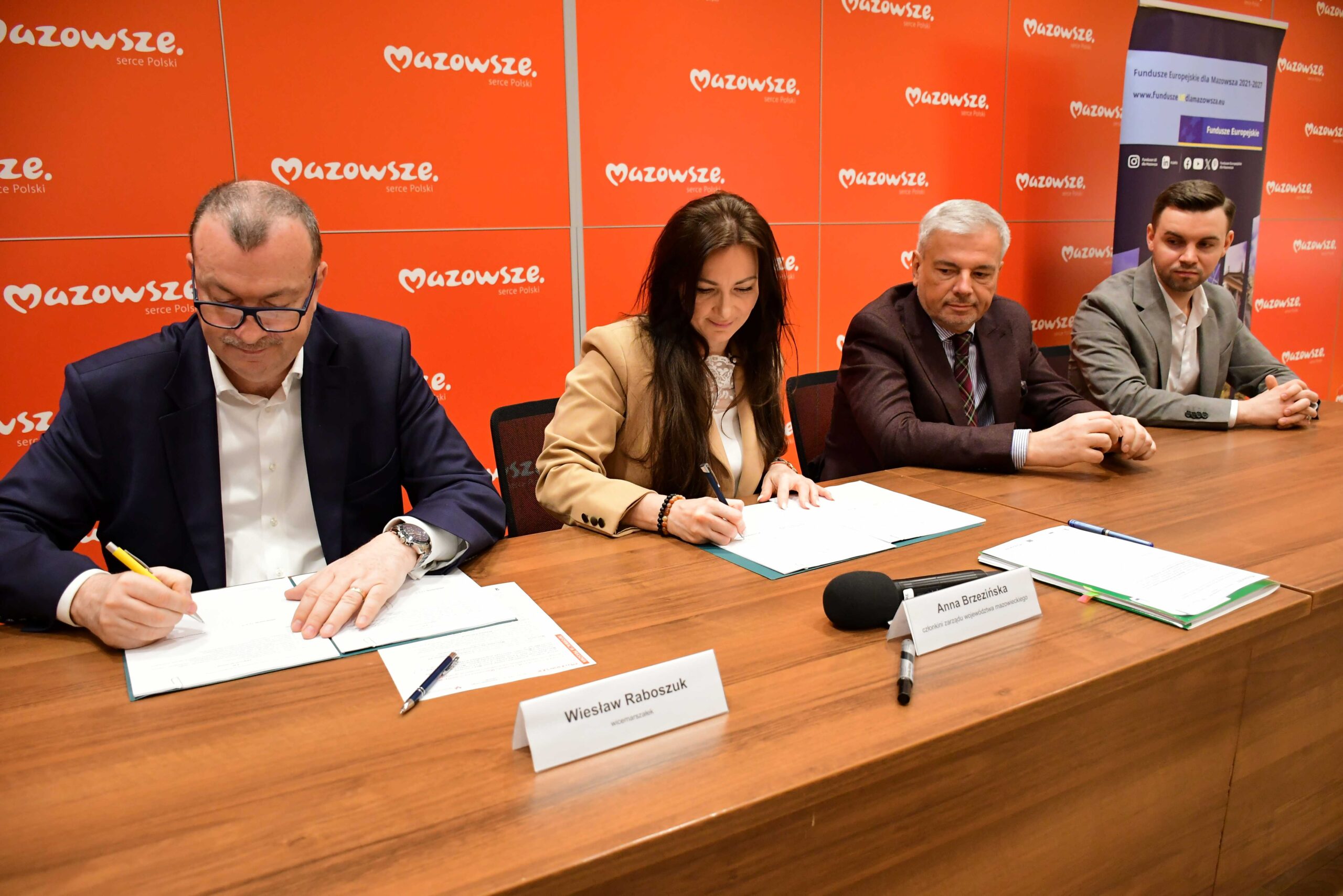 Przedstawiciele Zarzadu Wojewodztwa Mazowieckiego podpisuja umowy scaled