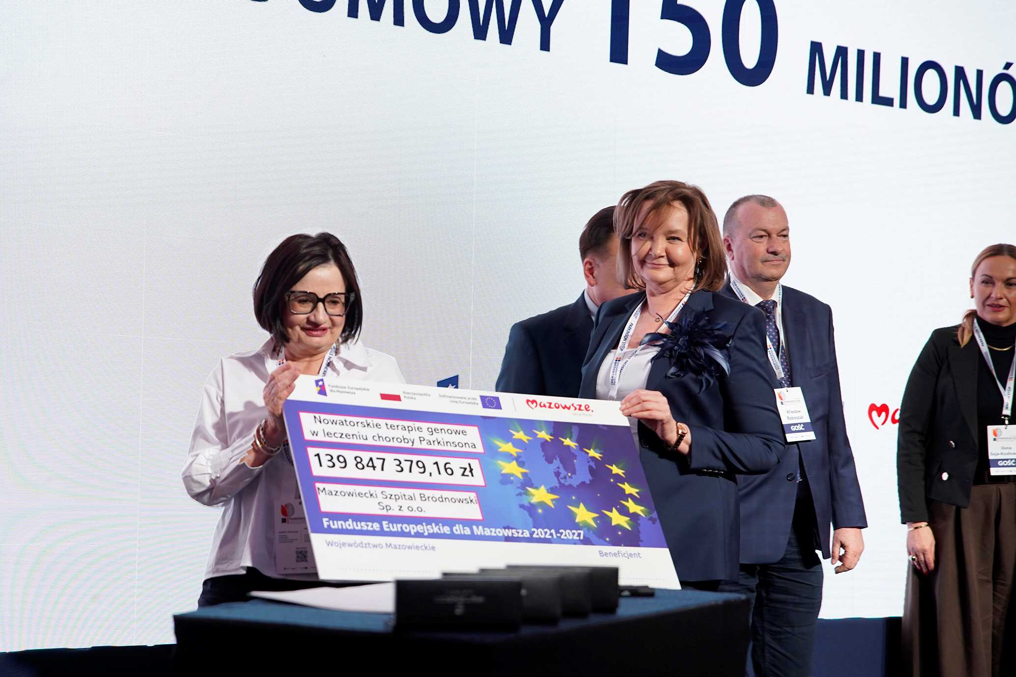 Symboliczny czek w rekach Zarzadu MSB Sp. z o.o