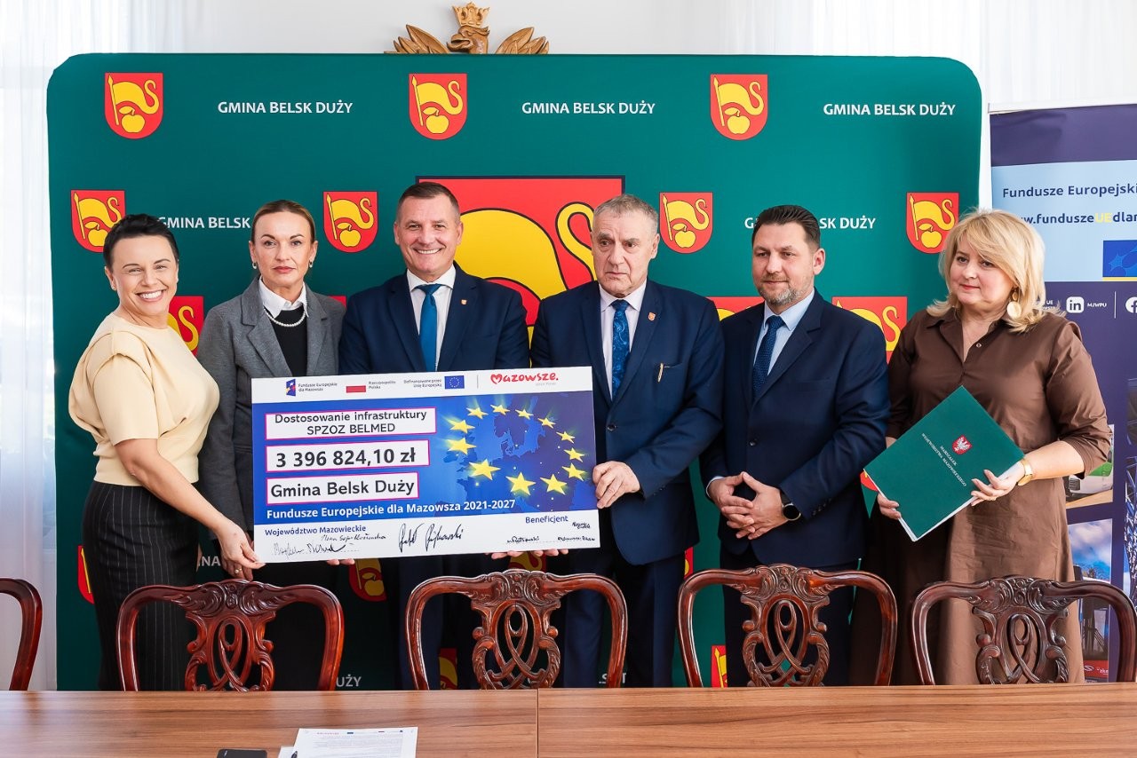 Wspolne zdjecie z pamiatkowym czekiem 1