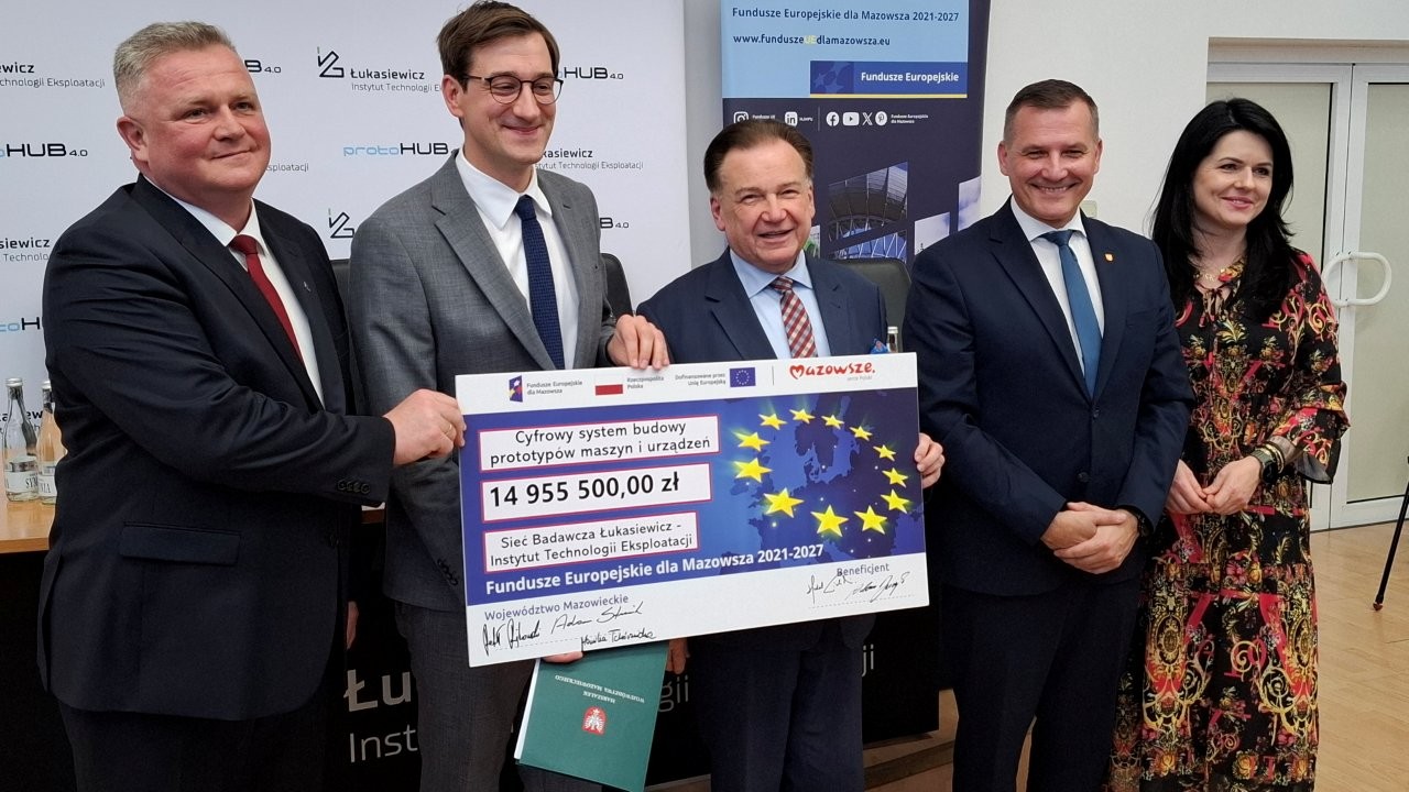 Wspolne zdjecie z pamiatkowym czekiem