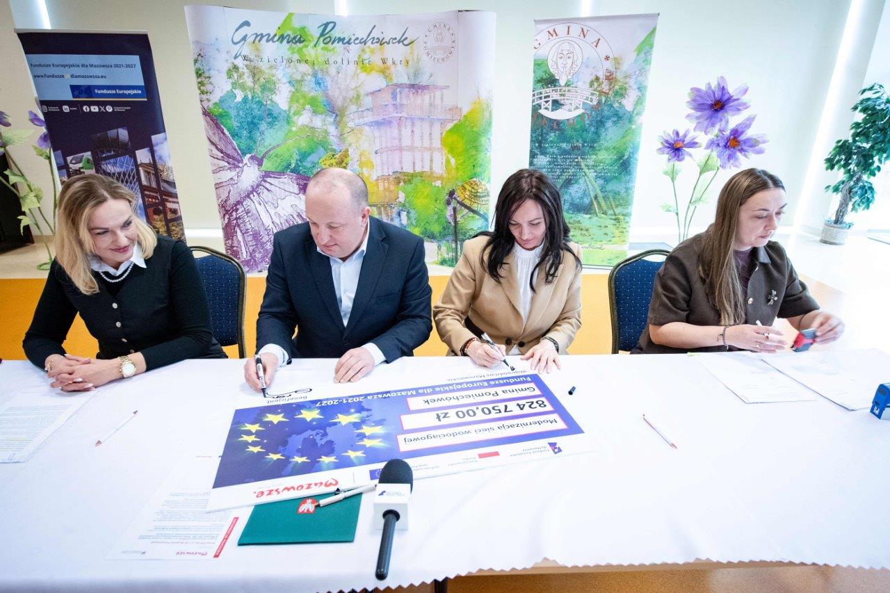 Beneficjent podpisuje symboliczny czek