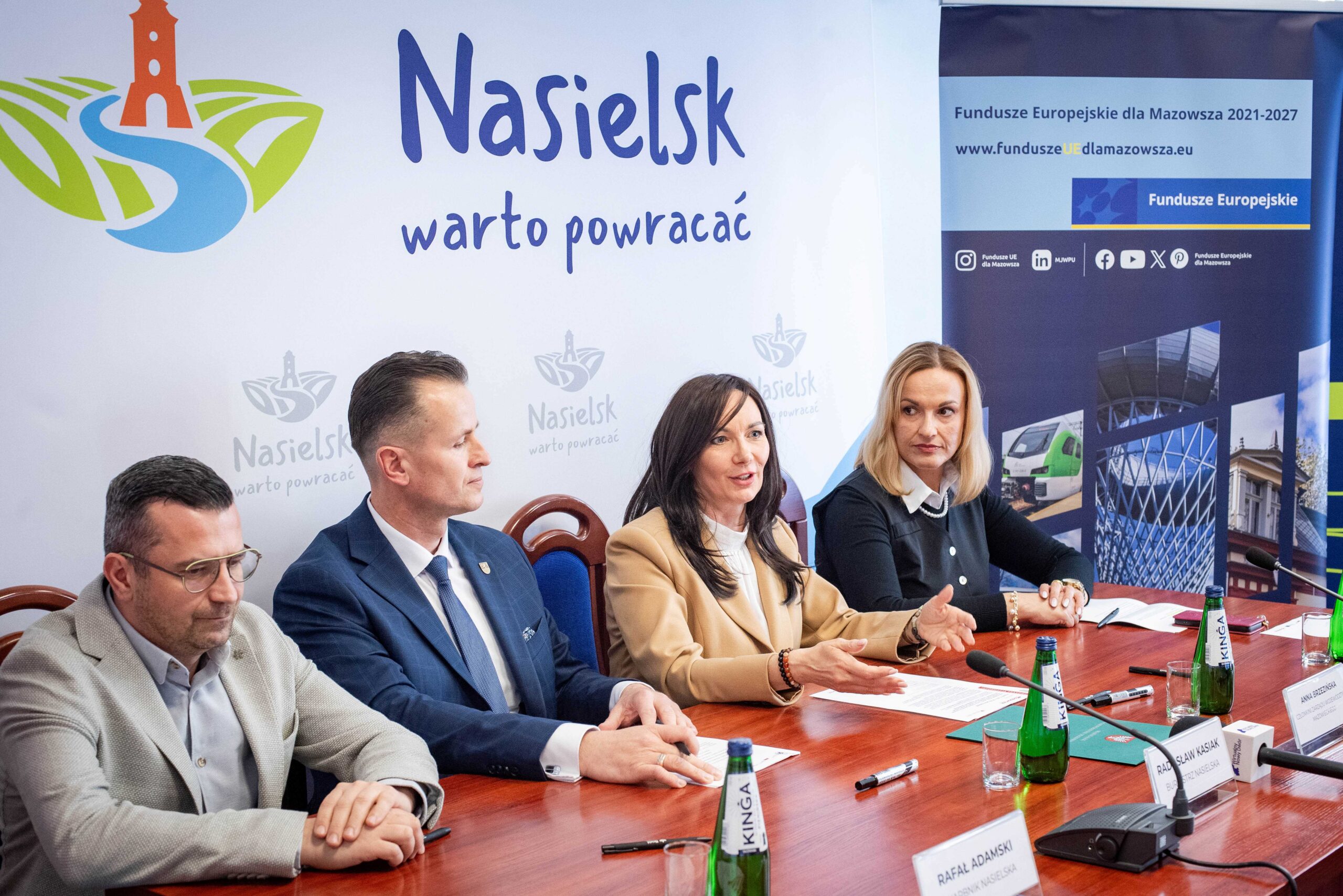 Czlonkini Zarzadu A. Brzezinska w towarzystwie Dyrekcji MJWPU oraz beneficjenta scaled