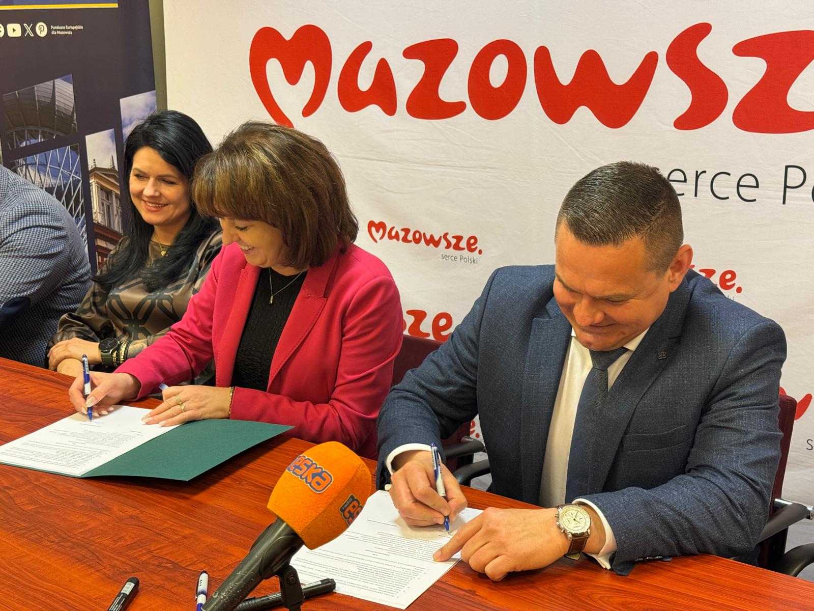 Czlonkini zarzadu J. E. Orzelowska i beneficjent