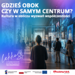 Grupa ludzi stoi w nowoczesnej przestrzeni wystawienniczej wypełnionej cyfrowymi ekranami wyświetlającymi sztukę i obrazy historyczne. Duży polski tekst u góry omawia kulturę i współczesne wyzwania. U dołu widoczne są logotypy funduszy unijnych, Polski i Mazowsza.