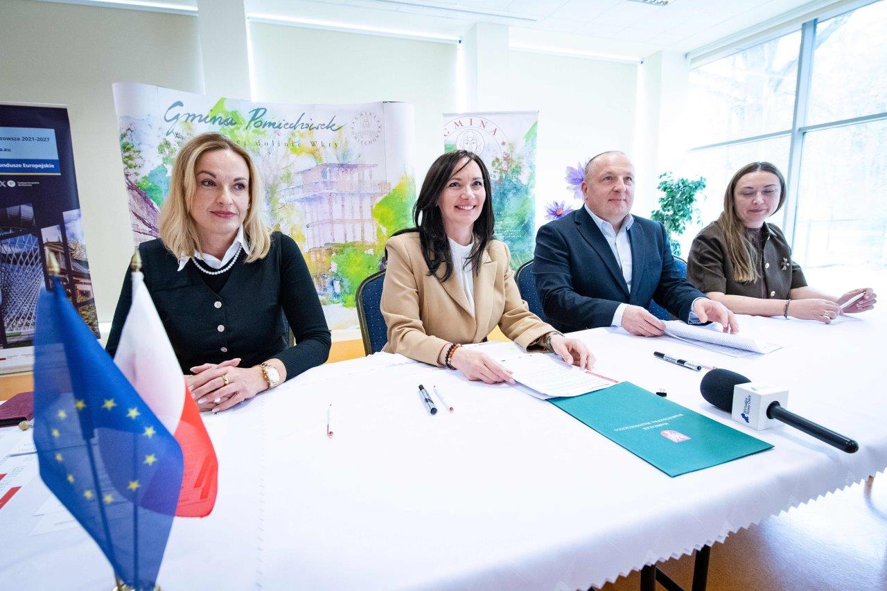 Dyrektor MJWPU Ilona Soja Kozlowska i czlonkini Zarzadu A. Brzezinska na podpisywaniu umow FEM