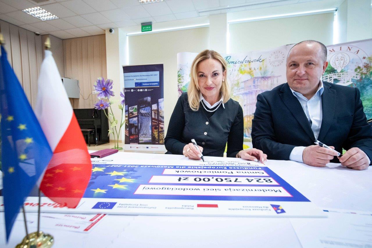 Dyrektor MJWPU Ilona Soja Kozlowska podpisuje symboliczny czek