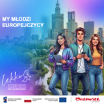 Trzech uśmiechniętych młodych dorosłych stoi nad rzeką z nowoczesną panoramą miasta w tle. Jeden trzyma mikrofon, drugi nosi słuchawki, a trzeci trzyma notatnik. Tekst brzmi: "MY MŁODZI EUROPEJCZYCY". U dołu pojawia się kilka logo.