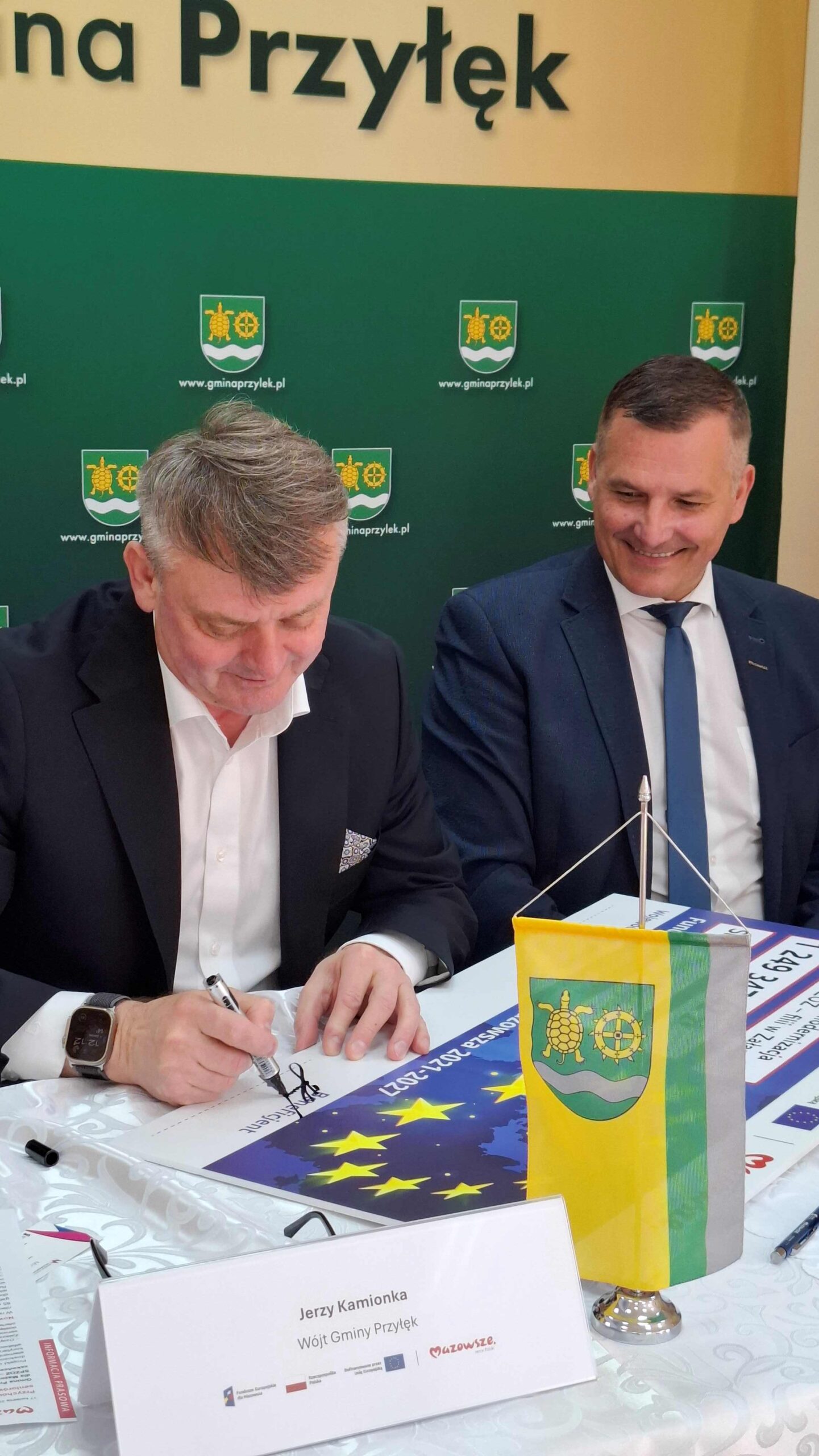Podpisanie pamiatkowego czeku przez beneficjenta scaled