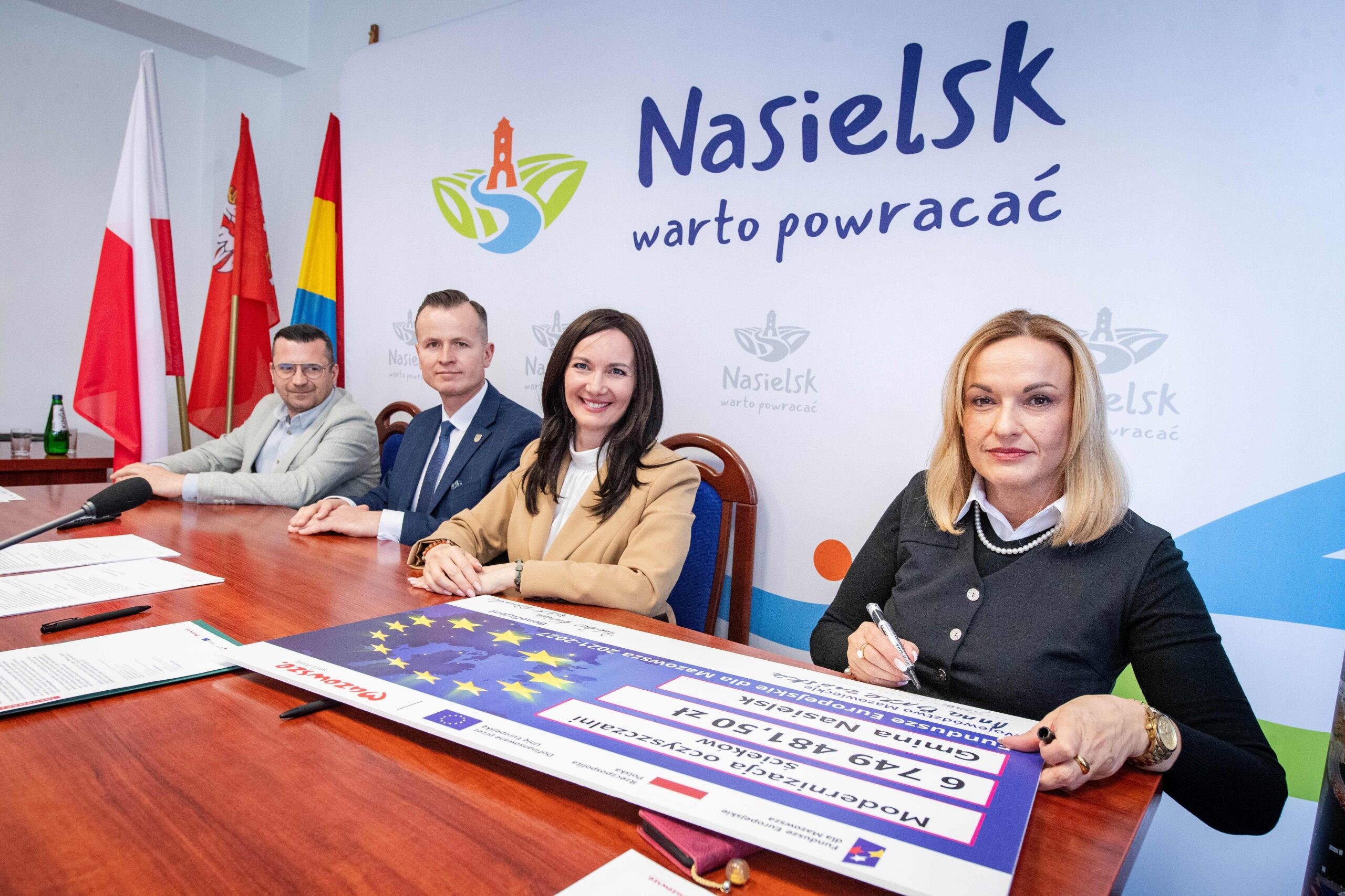 Podpisanie symbolicznego czeku scaled