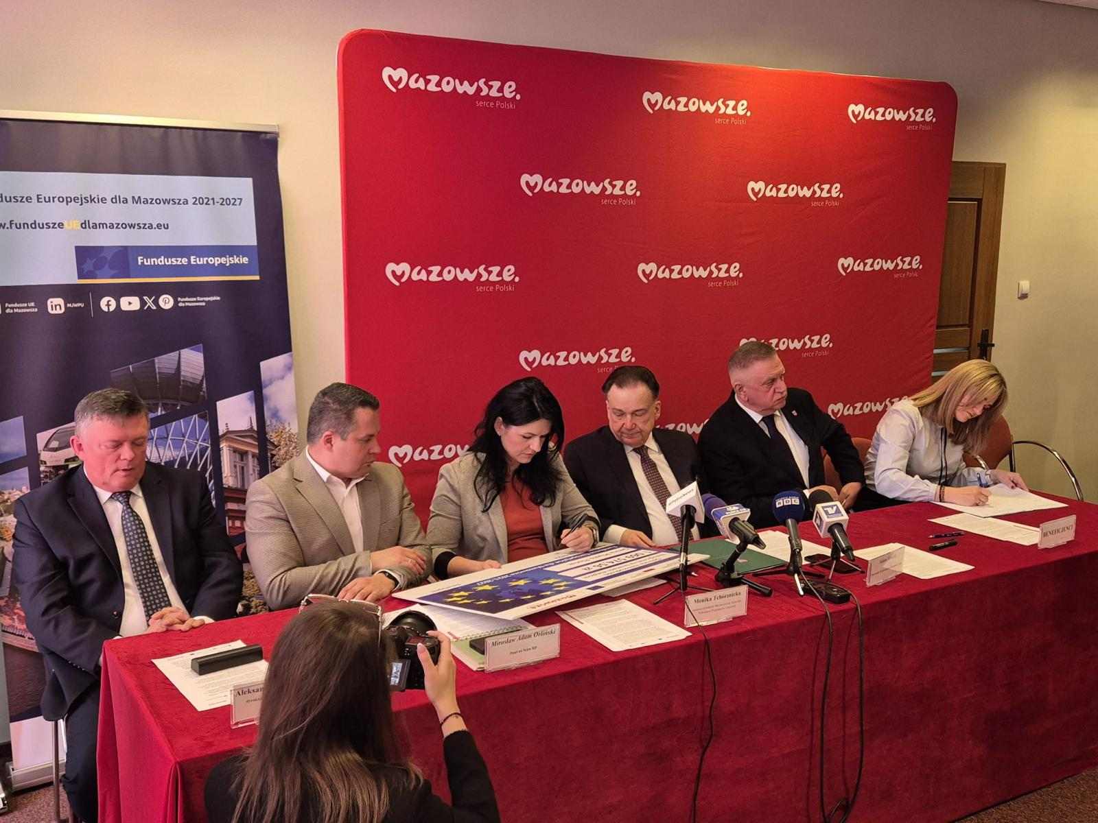 Zastepca Dyrektora MJWPU Pani Monika Tchorznicka podpisuje symboliczny czek