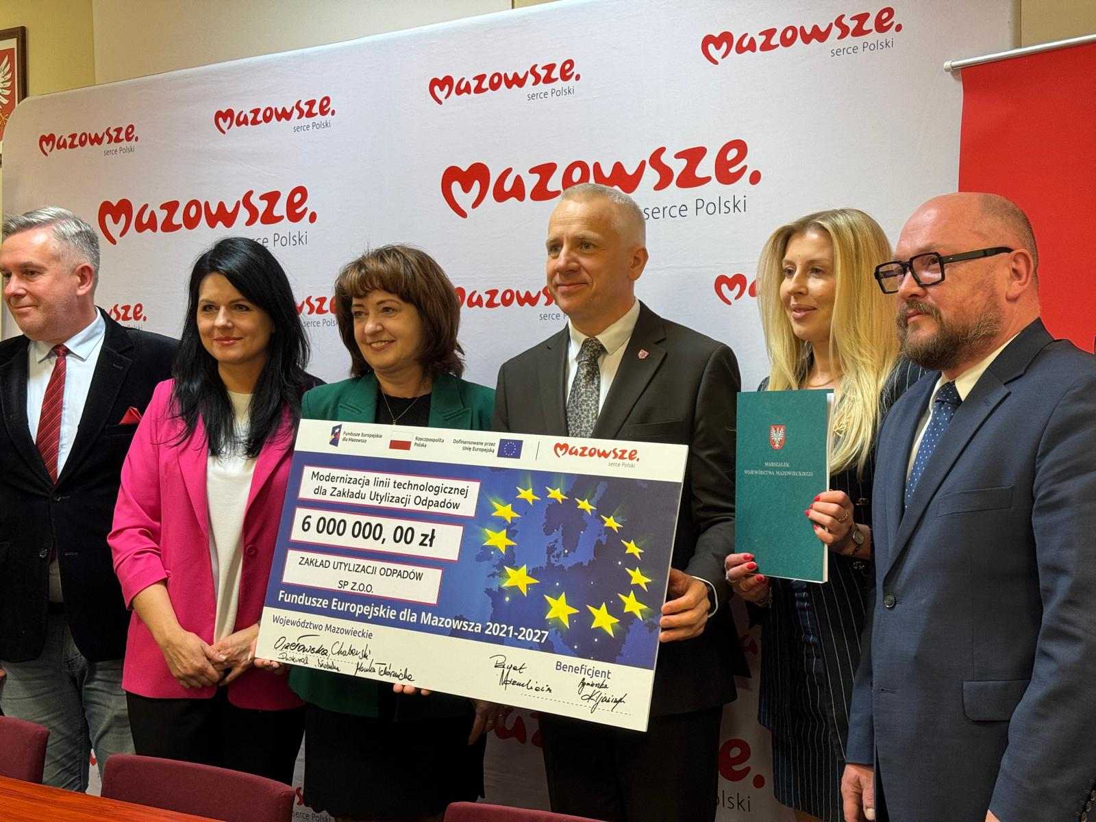 Zdjecie z czekiem i beneficjentami