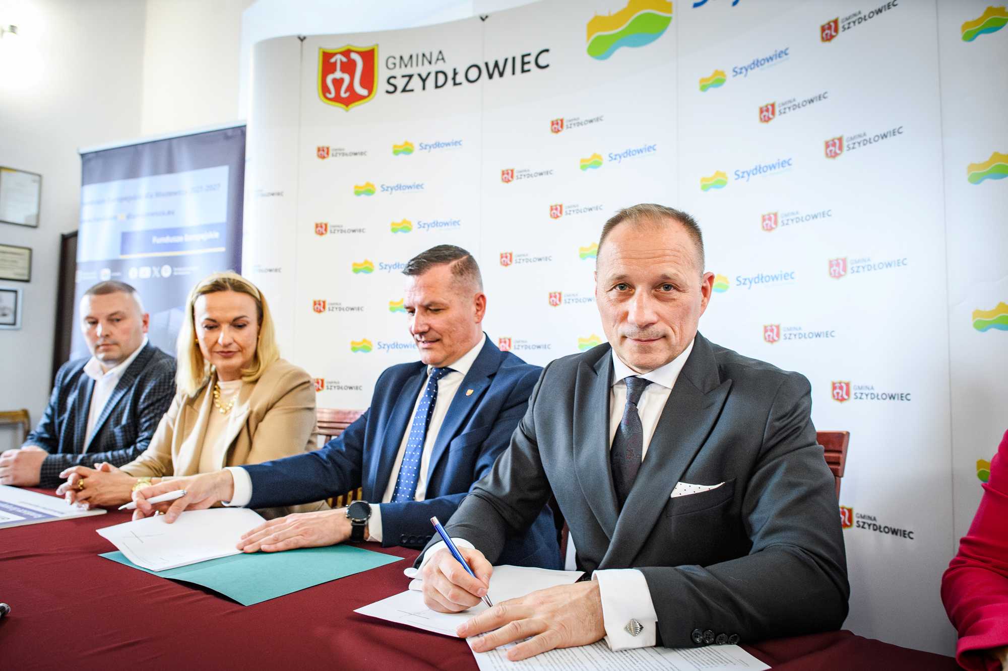 Burmistrz Szydlowca podpisuje umowe