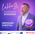 Brodaty mężczyzna w kraciastej marynarce stoi na fioletowym tle, patrząc w prawo. W lewej ręce trzyma świecący holograficzny mózg. Tekst brzmi: Lekko o funduszach europejskich na Mazowszu. Grzegorz Sobótka, ekspert IT. Logo pojawia się na dole.