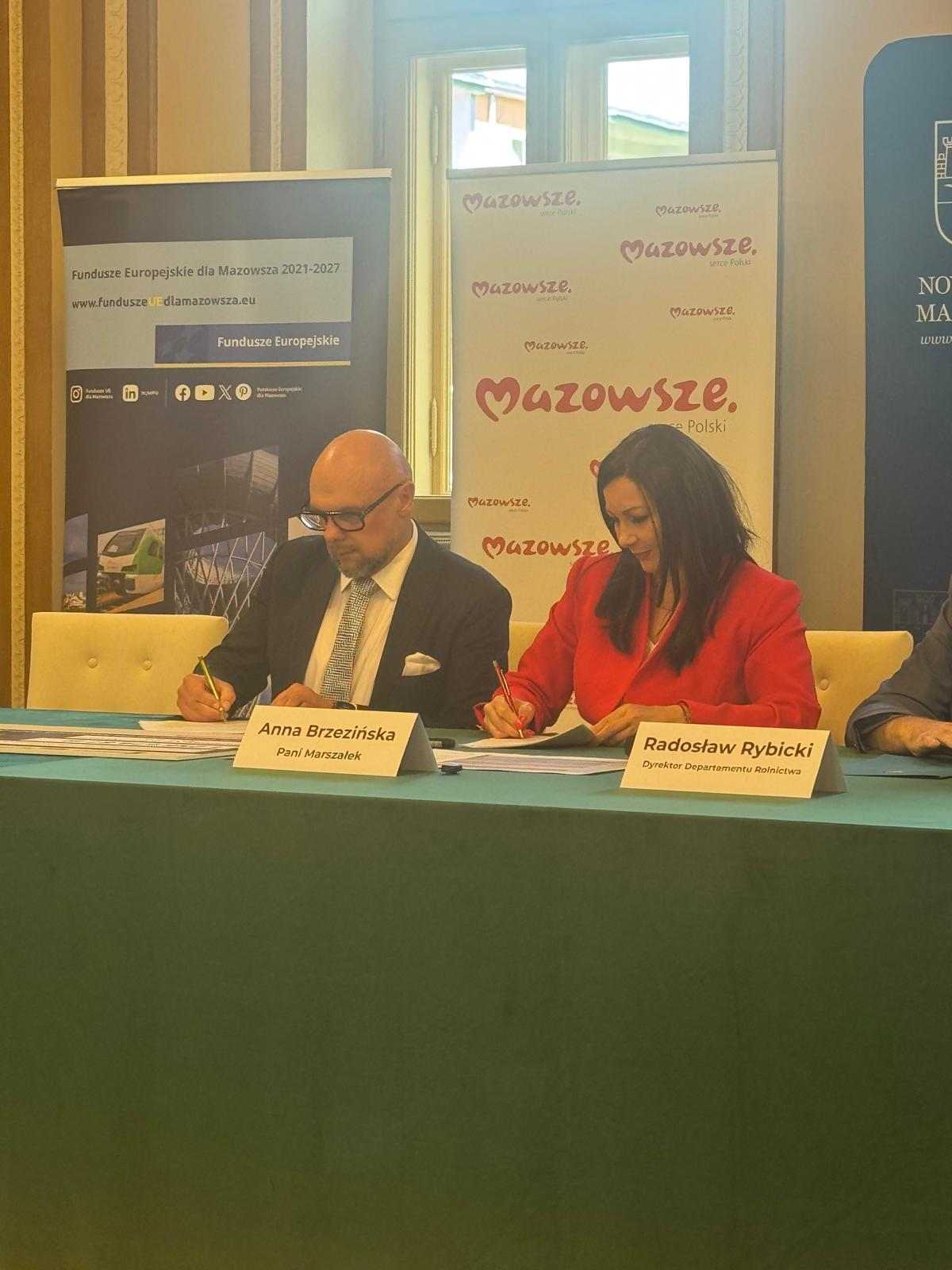 Czlonkini Zarzadu A. Brzezinska i beneficjent