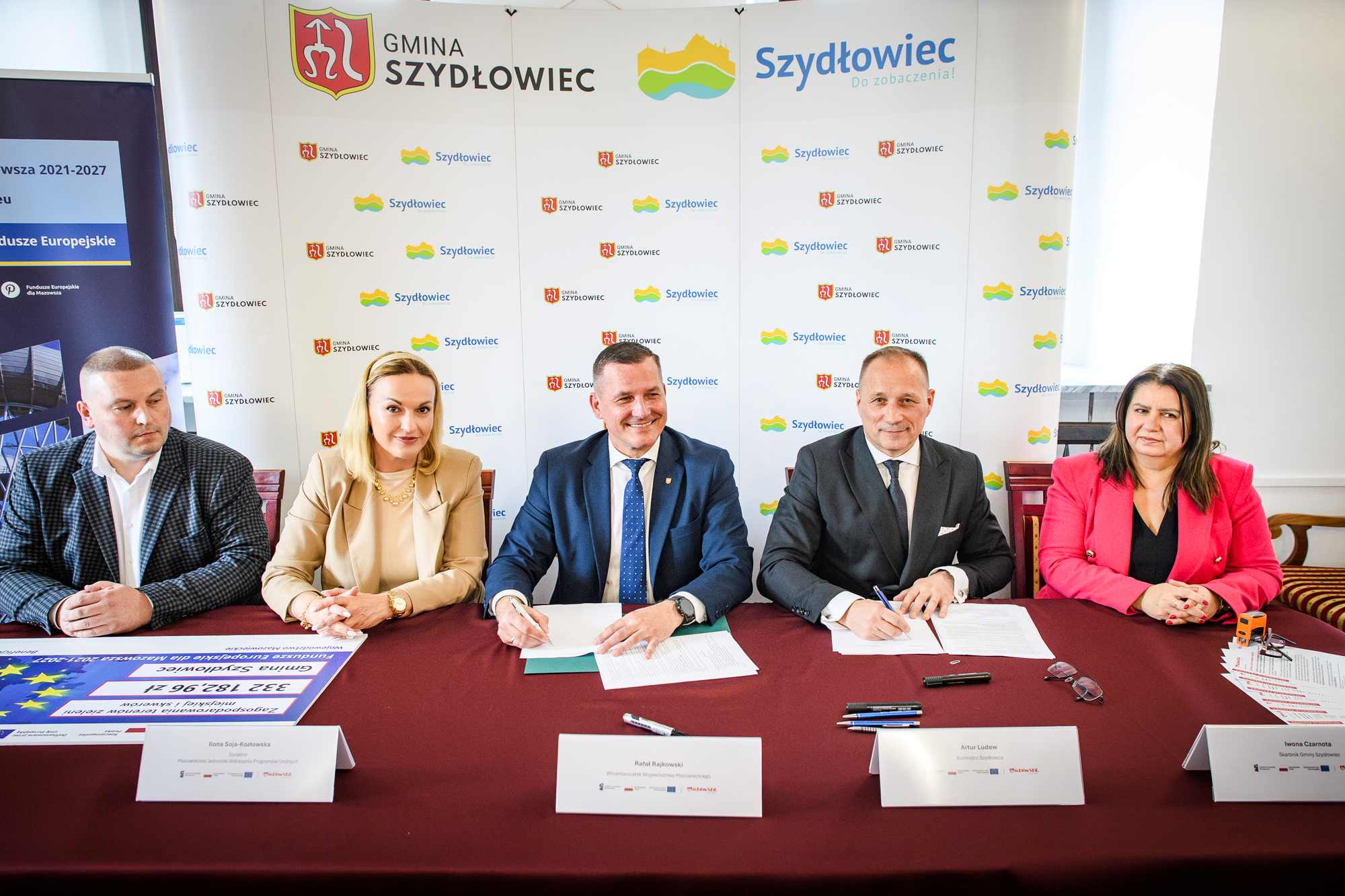 Dyrektor MJWPU Ilona Soja Kozlowska na podpisywaniu umow FEM w Szydlowcu