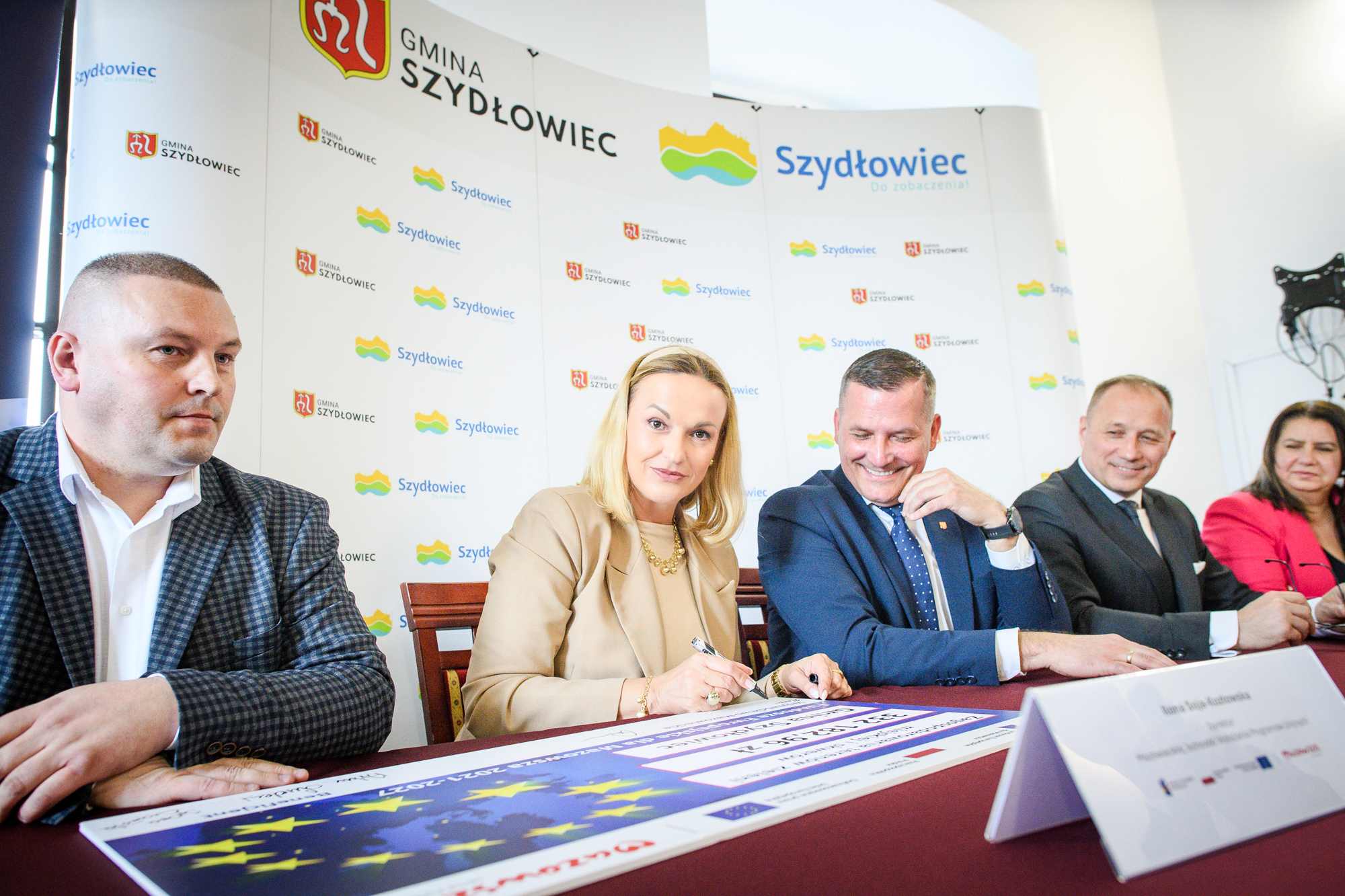 Dyrektor MJWPU Ilona Soja Kozlowska podpisuje symboliczny czek z beneficjentem