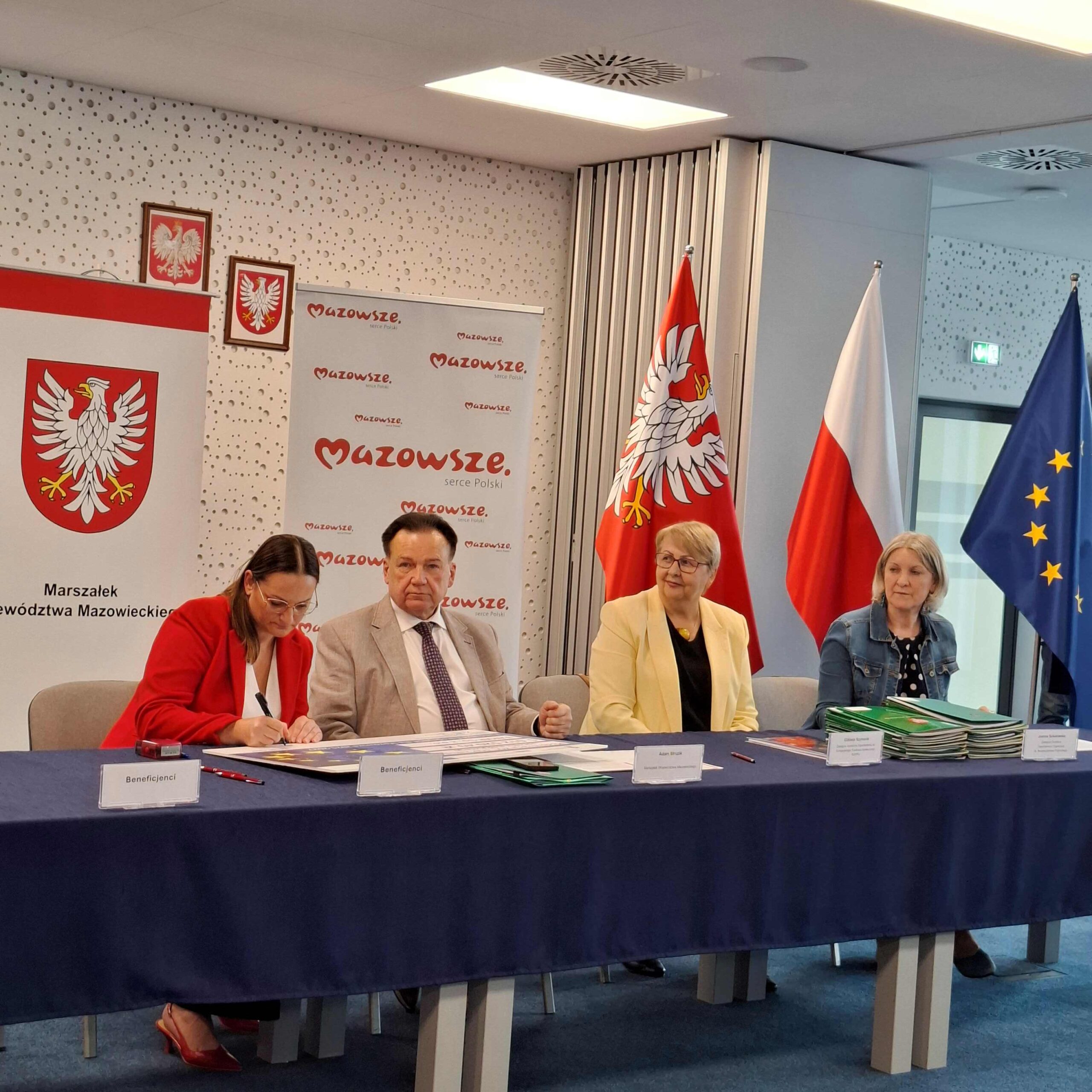 Podpisana umowy FEM w Ciechanowie Marszalek A. Struzik Zastepca Dyrektora MJWPU E. Szymanik scaled