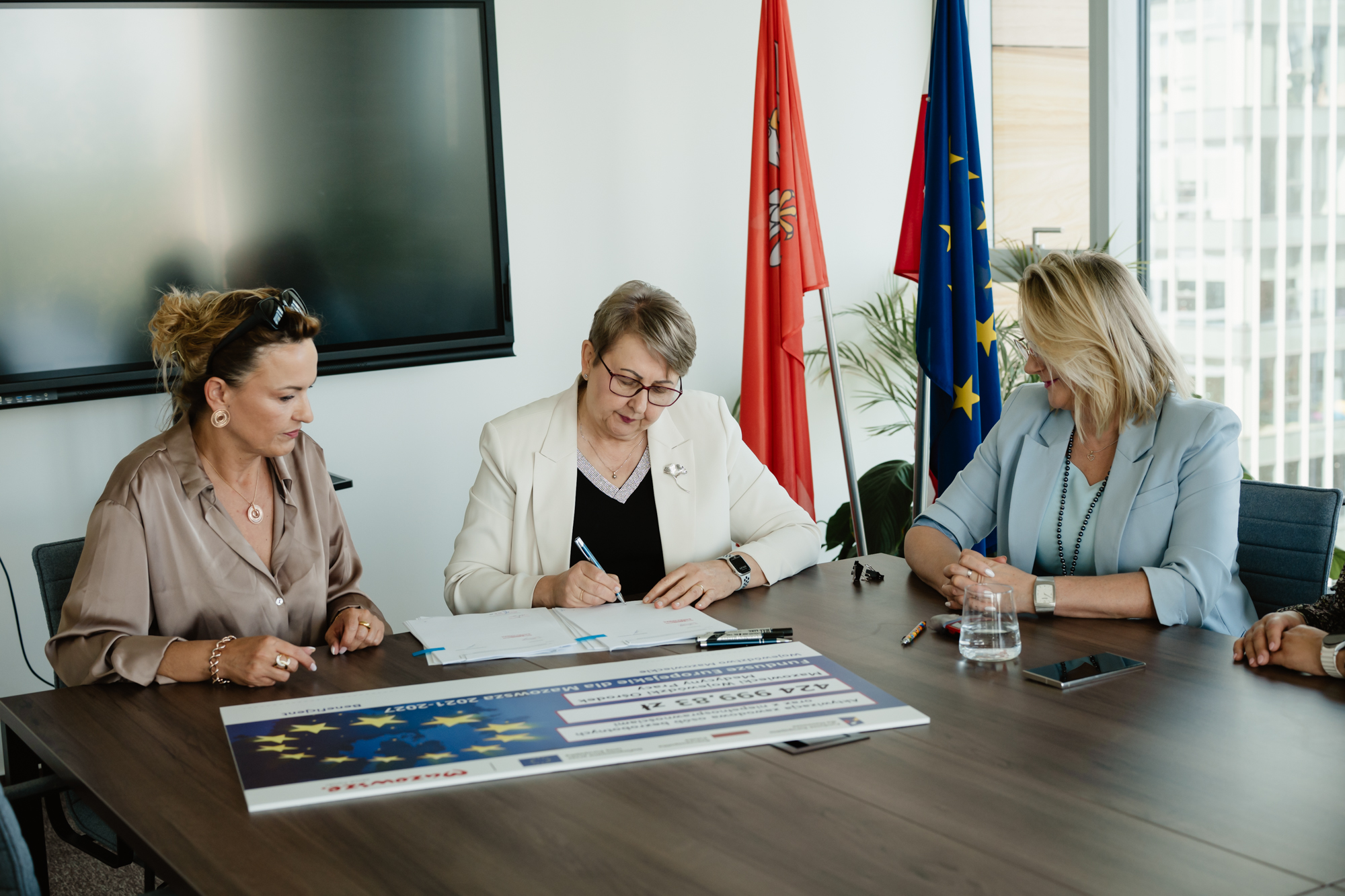 Podpisana umowy FEMDyrektor MJWPU Ilone Soja Kozlowska Zastepce Dyrektora MJWPU Elzbiete Szymanik
