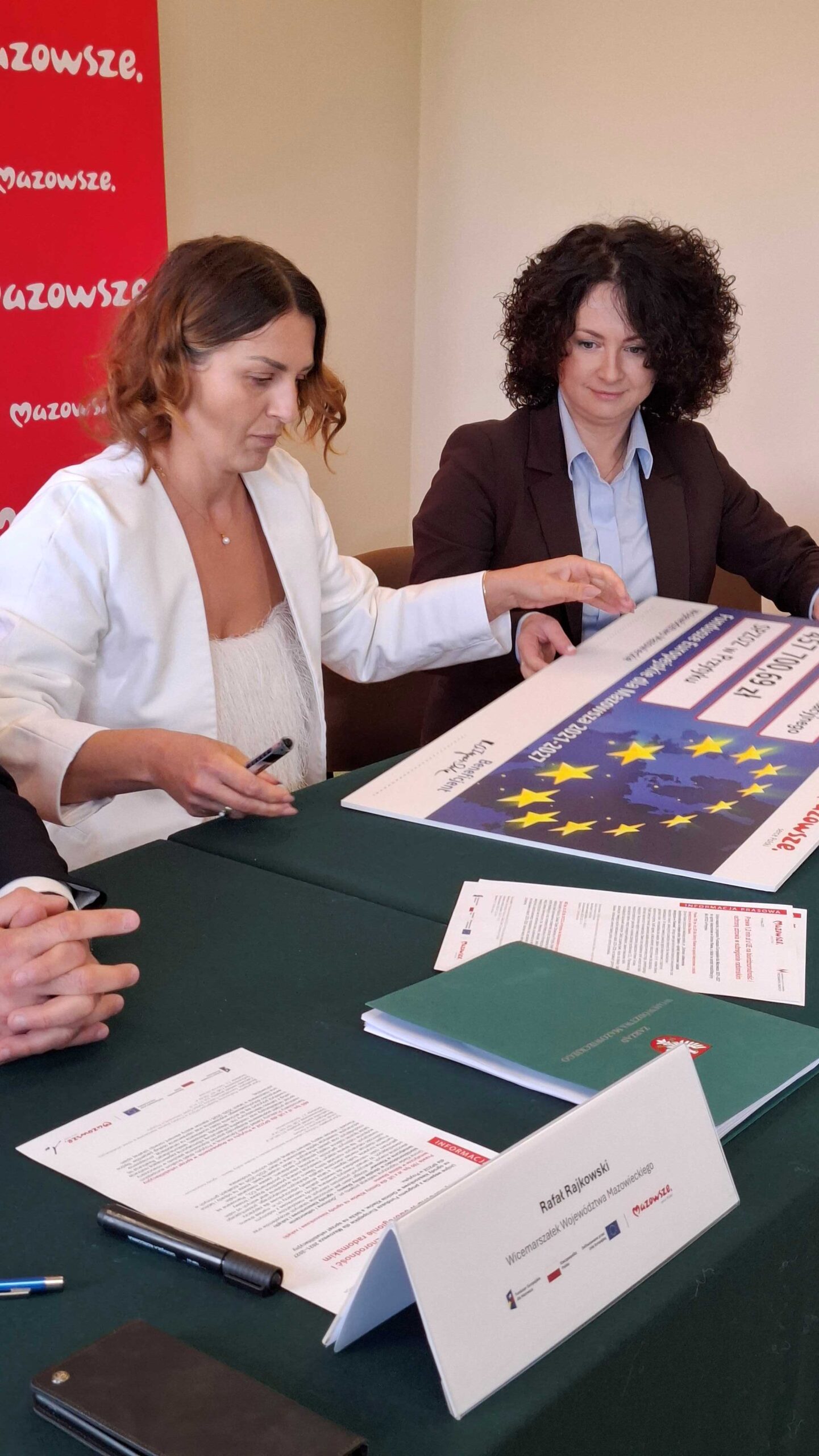 Podpisanie symbolicznego czeku przez Beneficjenta scaled