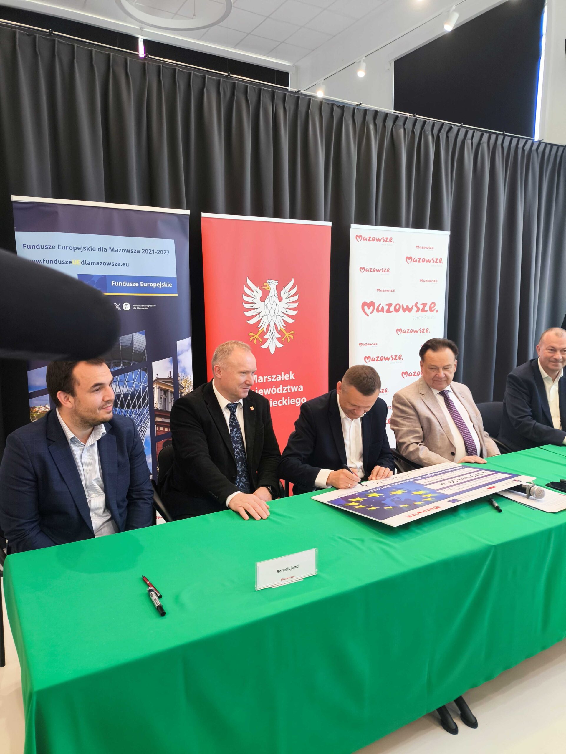 Prezes CZM podpisuje symboliczny czek scaled
