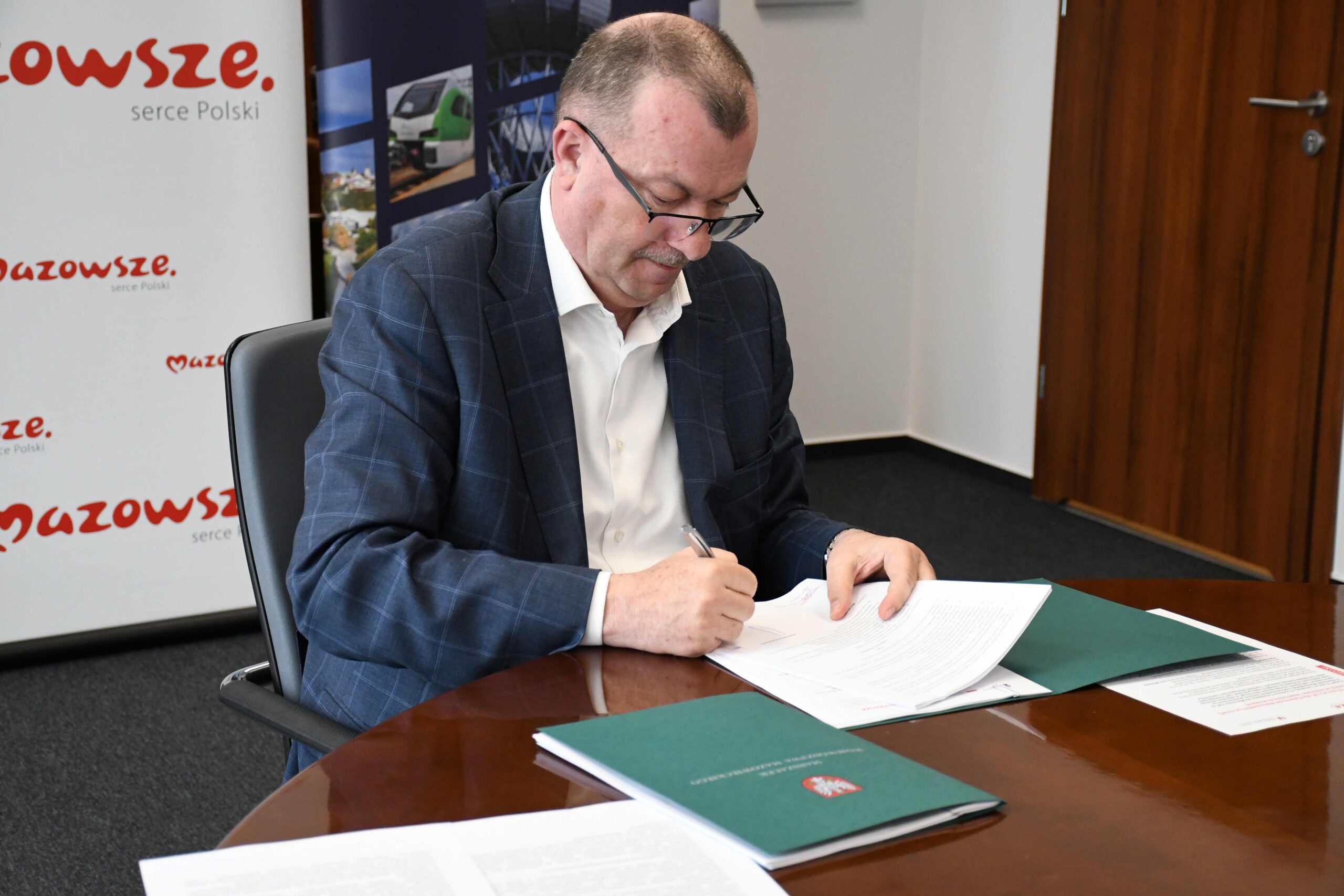 Wicemarszalek W. Raboszuk podpisuje umowe na dofinansowanie scaled