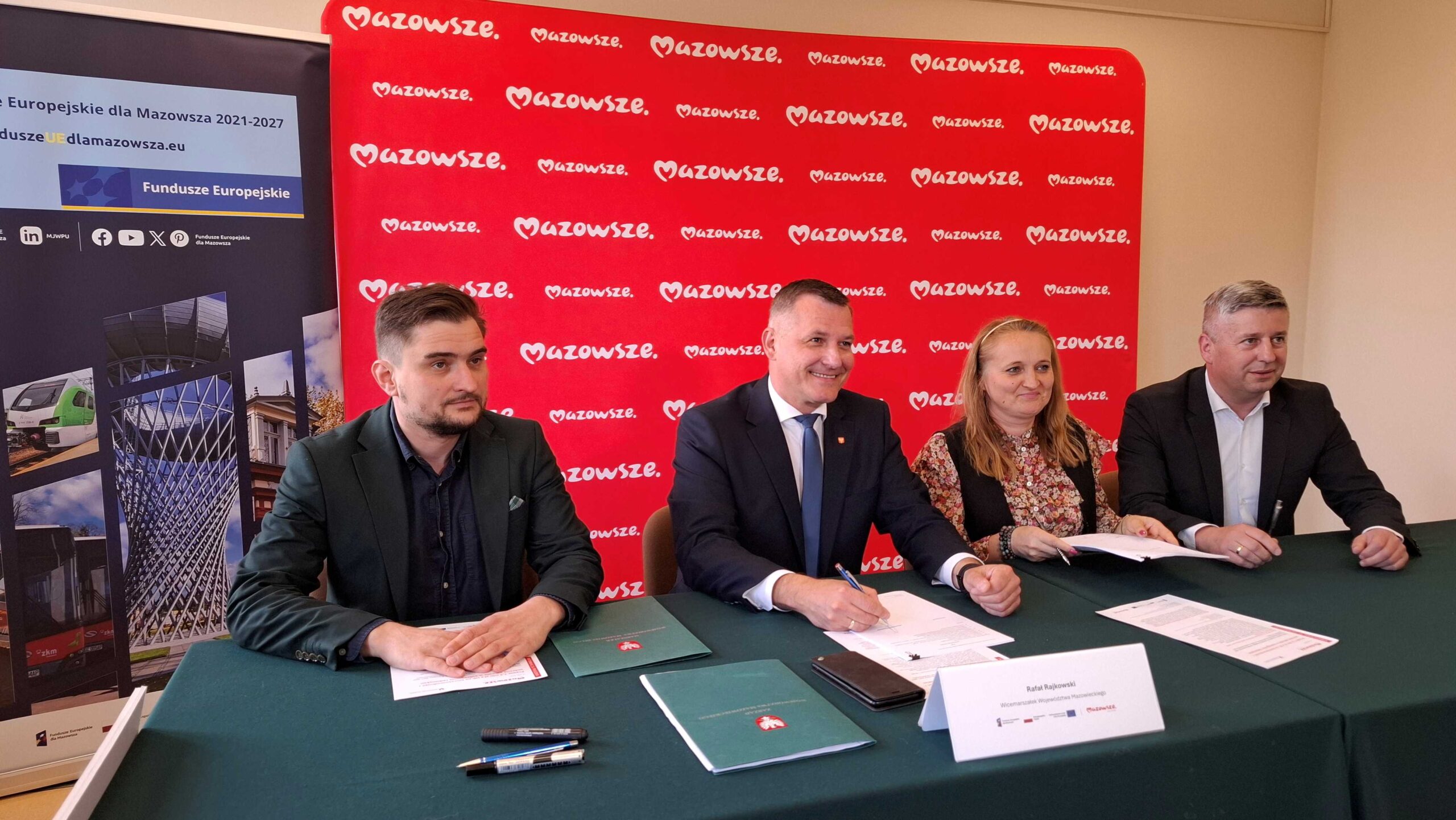Wicemraszalek R. Rajkowski i beneficjenci podpisuja umowy w Radomiu scaled