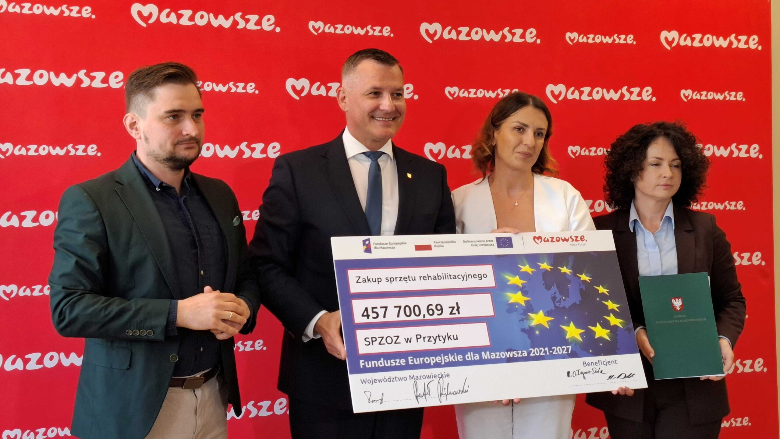 Wspolne zdjecie z pamiatkowym czekiem na wydarzeniu w Radomiu scaled