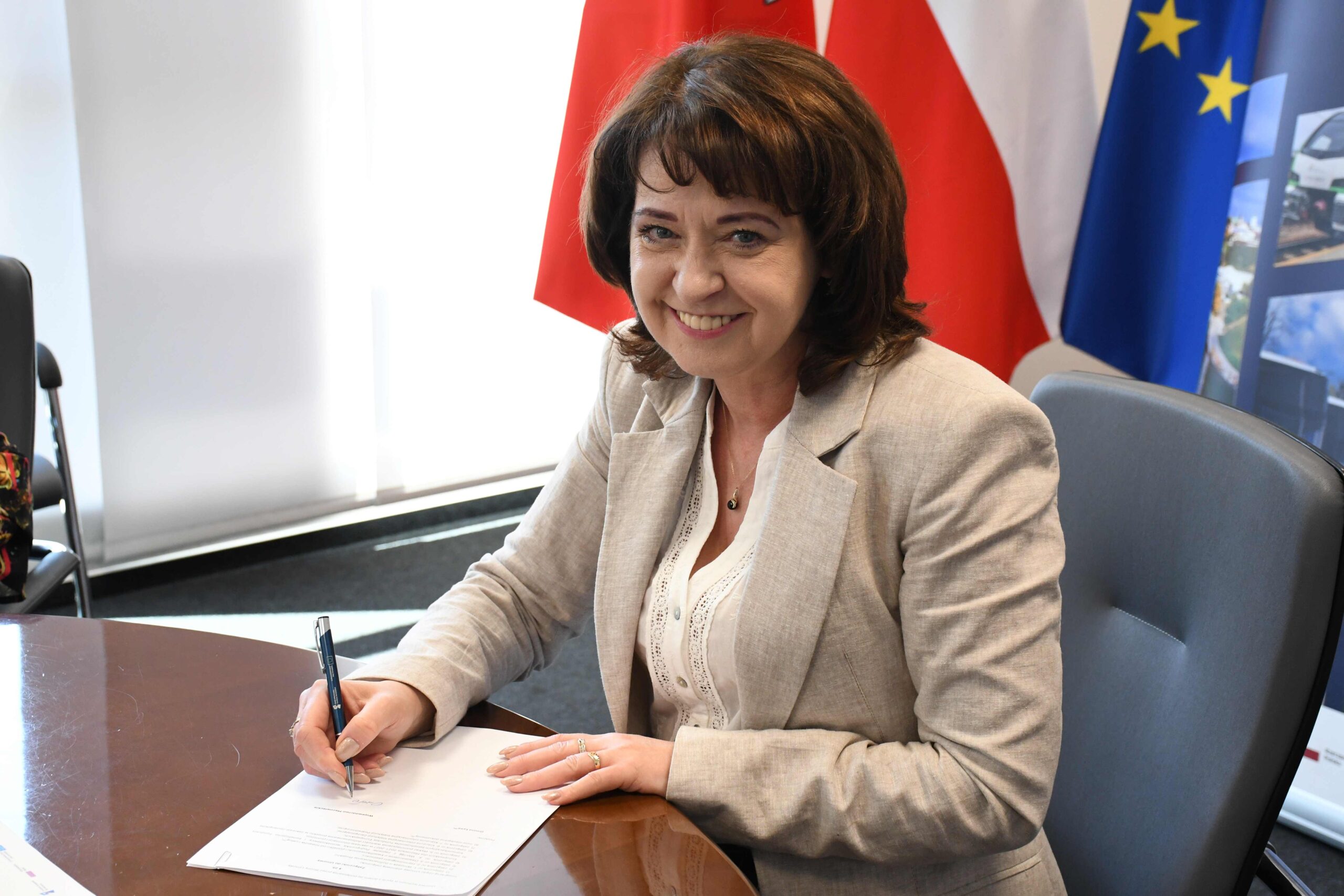 Czlonkini zarzadu J. E. Orzelowska podpisuje umowe FEM srodki z UE dla gminy Lyse scaled