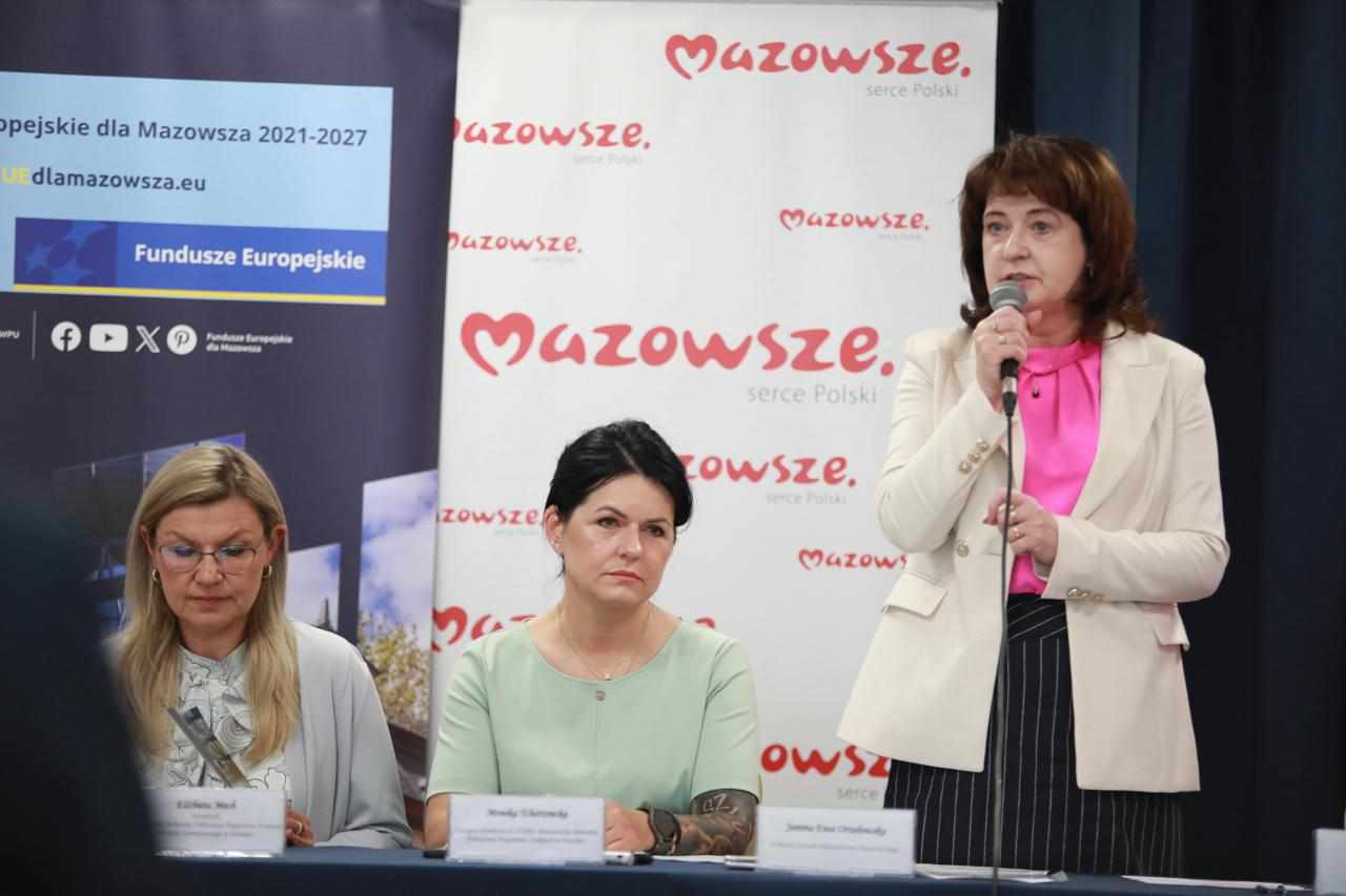 Czlonkini zarzadu Janina E. Orzeowska zabiera glos przed podpisaniem umowy