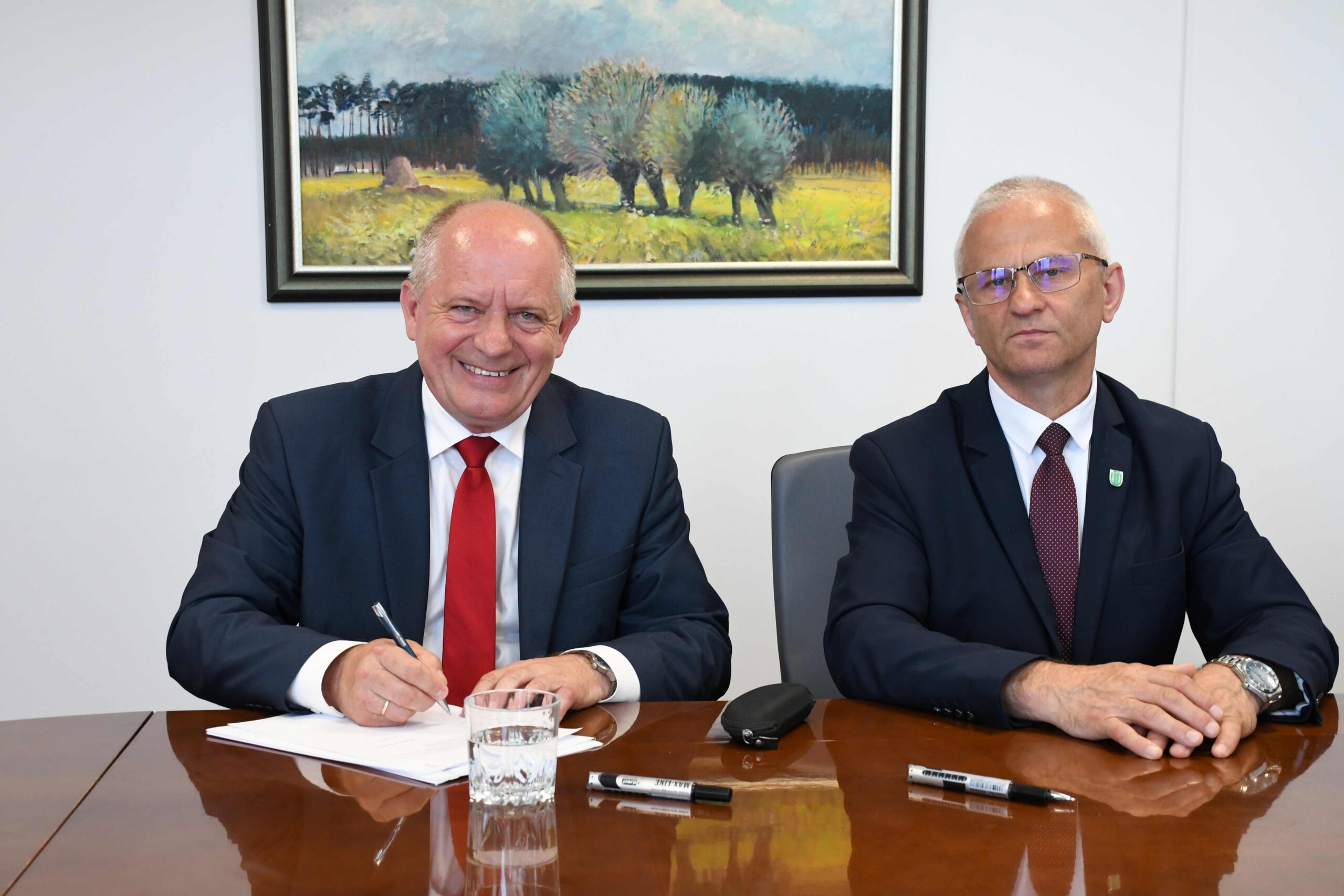 Wojt i Skarbnik gminy Lyse na podpisaniu umowy scaled